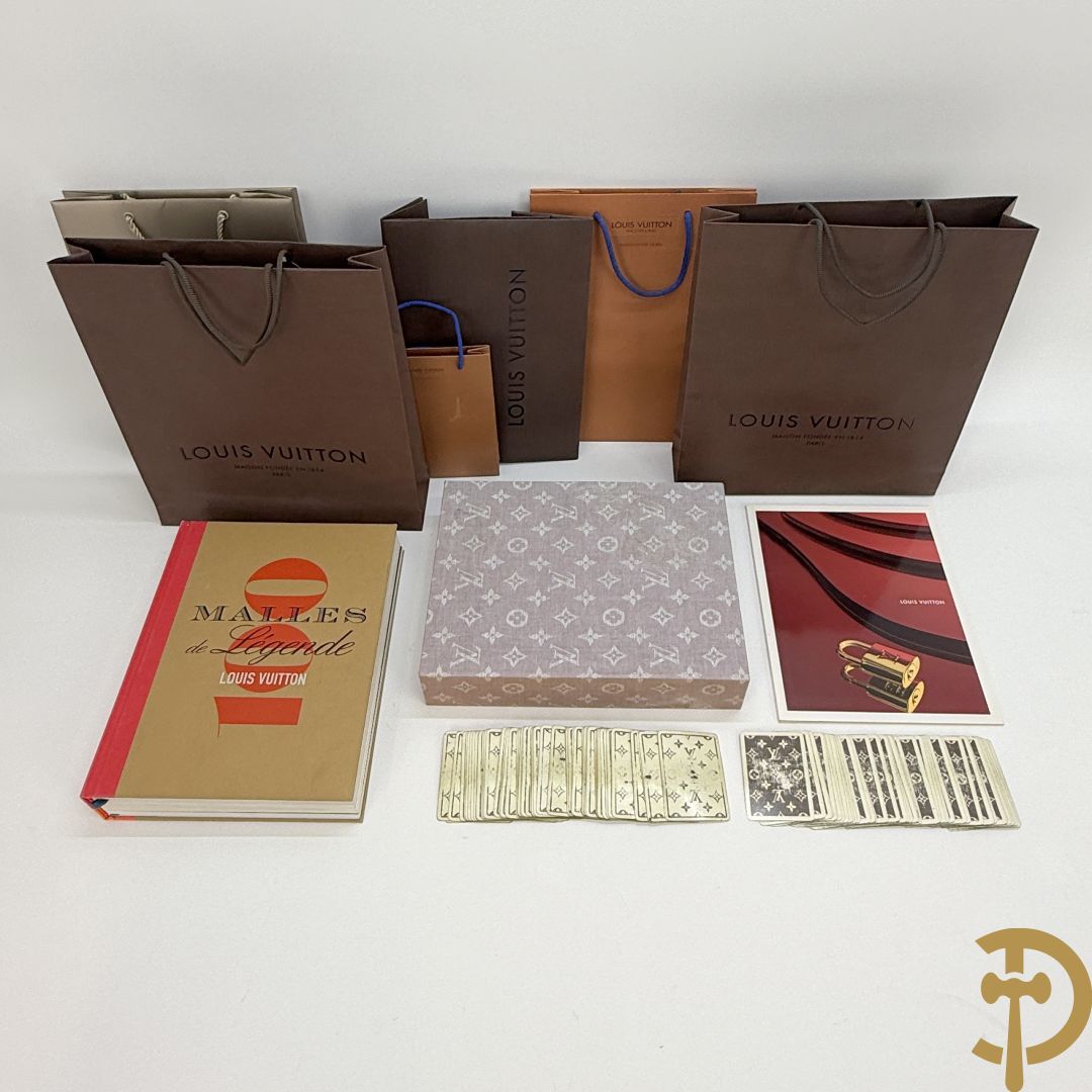 Boek Louis Vuitton, 100 Malles de Legende, door Pierre Leonforte, Editions de la Martinière + Louis Vuitton boekje + zakken Louis Vuitton + 2 kaartspellen Louis Vuitton