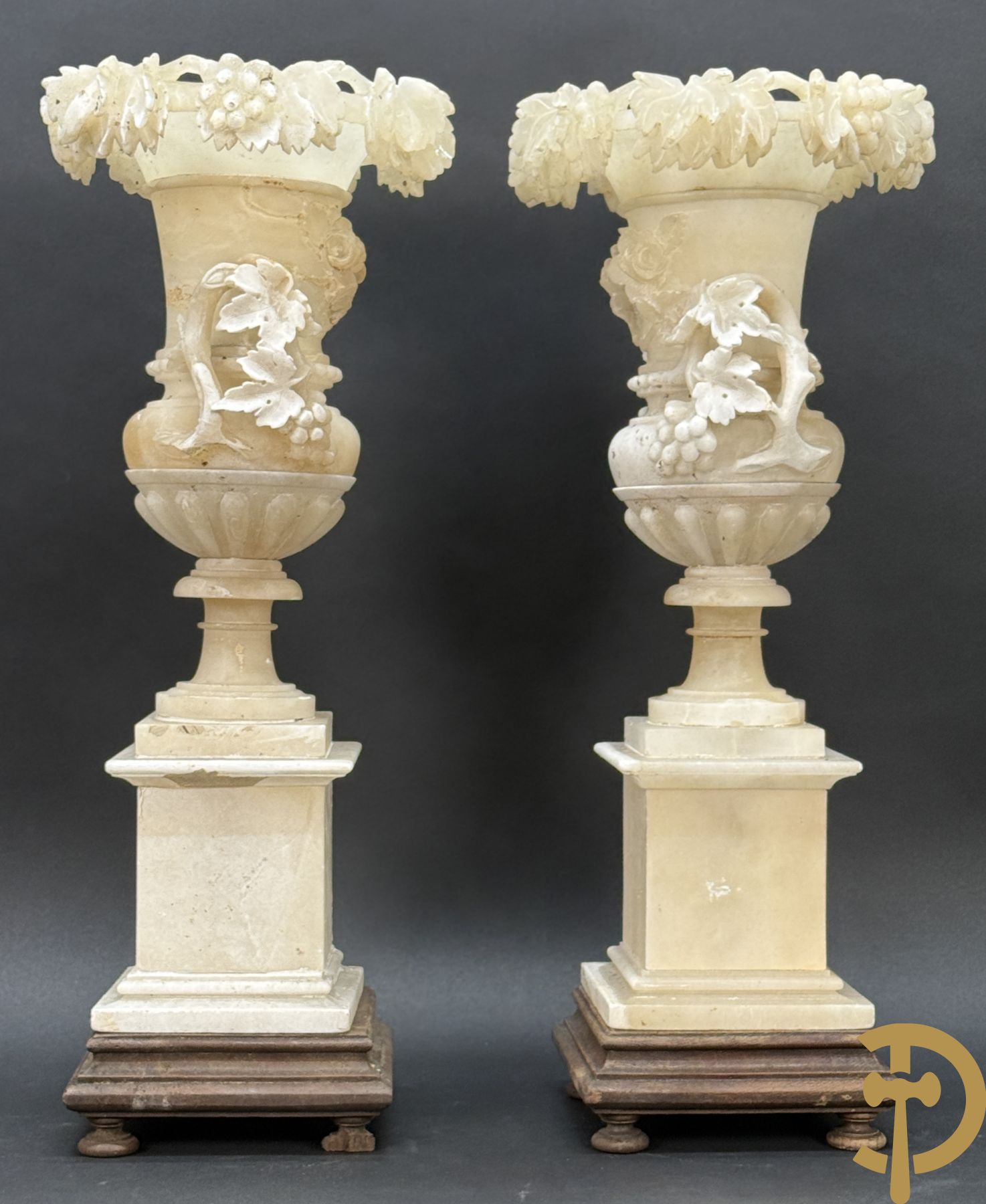 Paar handgesculpteerde albasten vazen met bloemen- en accanthusranken