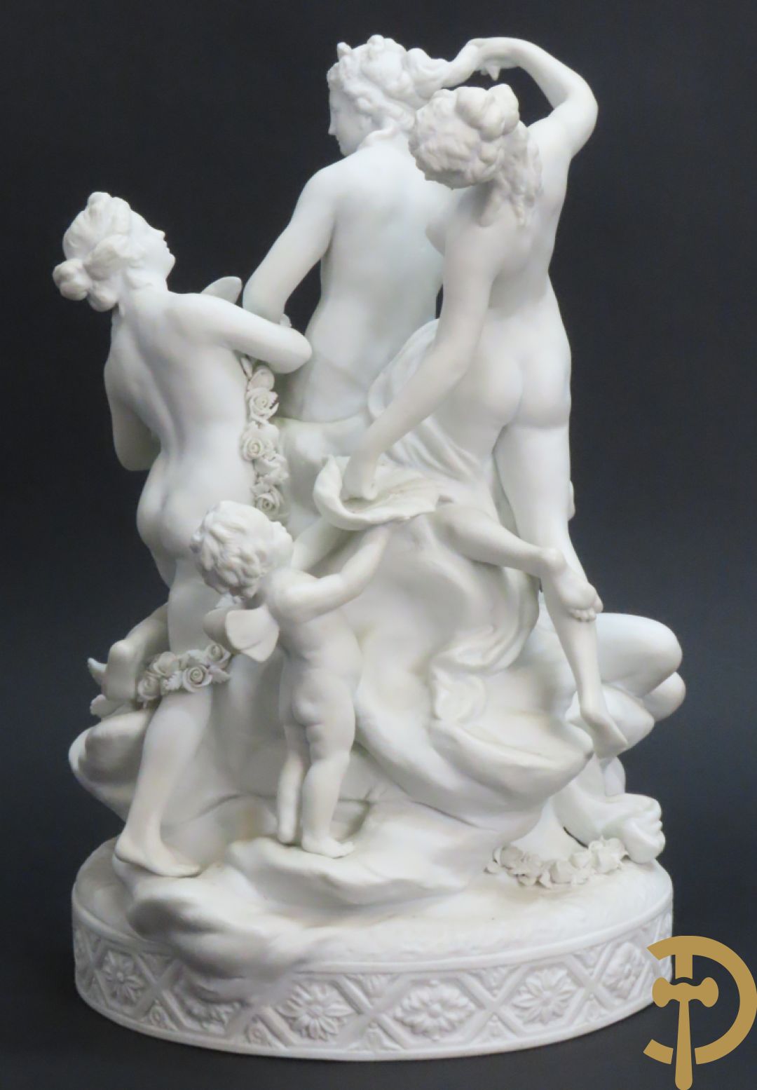 Porseleinen sierbeeld met 4 naakte dames en cupido bezet met bloemenkransen, Sèvres gemerkt
