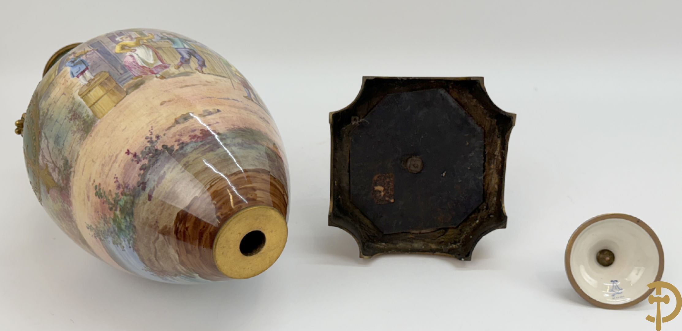 Porseleinen driedelige Sèvres cassolettes met decor van muciserende en dansende personages op groene fond, Aly getekend, gemerkt Sèvres