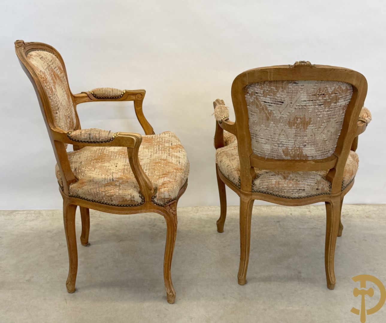 Paar Louis XV armzetels en 4 Louis XV stoelen