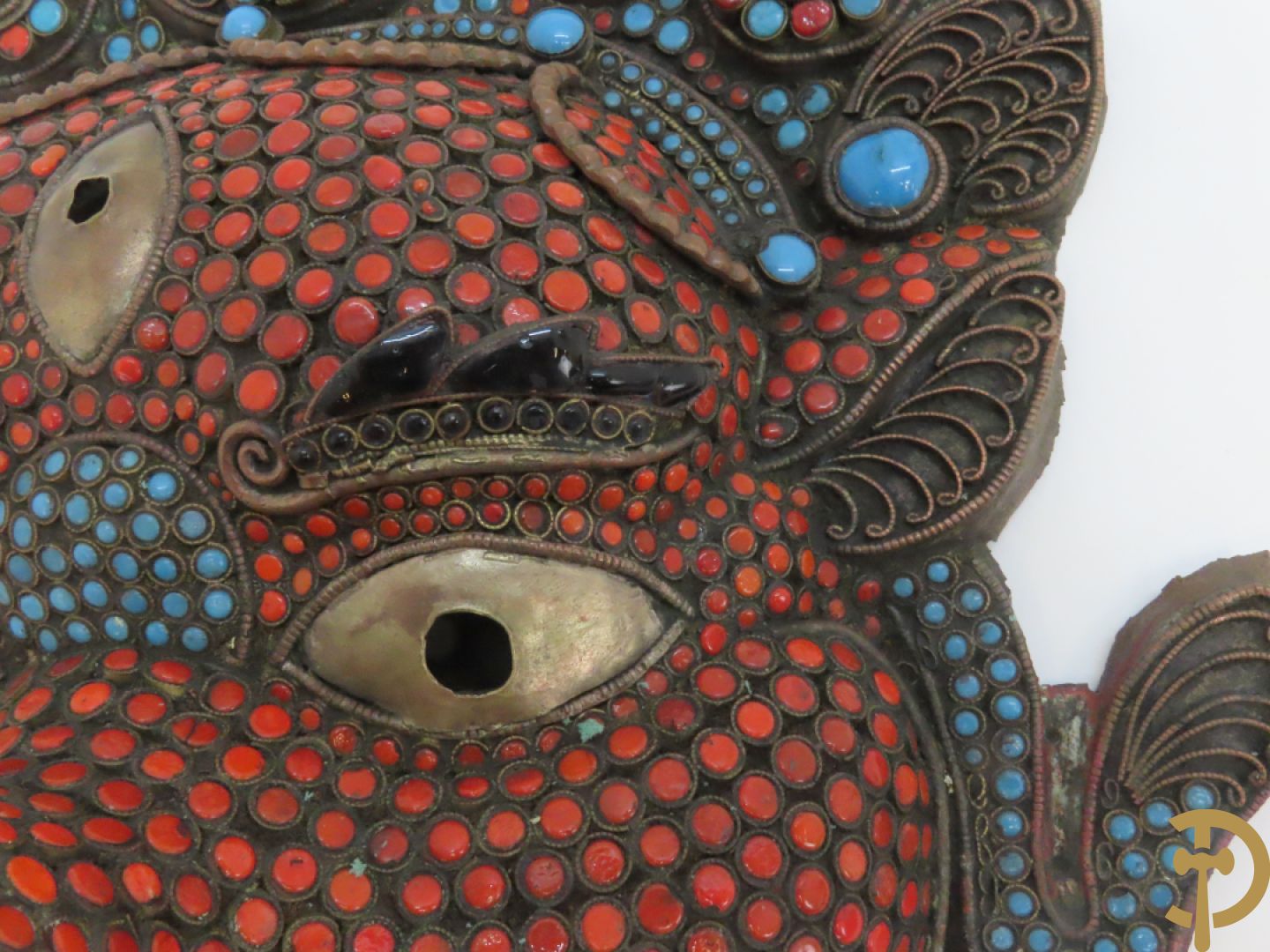 Paar Aziatische koperen maskers met cloisoné techniek