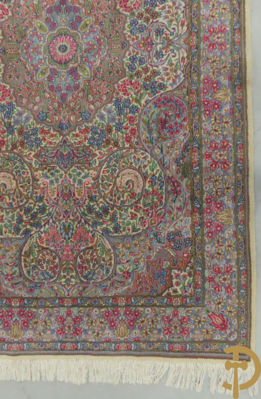 Iranees handgeknoopt tapijt Kirman Lavar met centraal medaillon omgeven door florale motieven