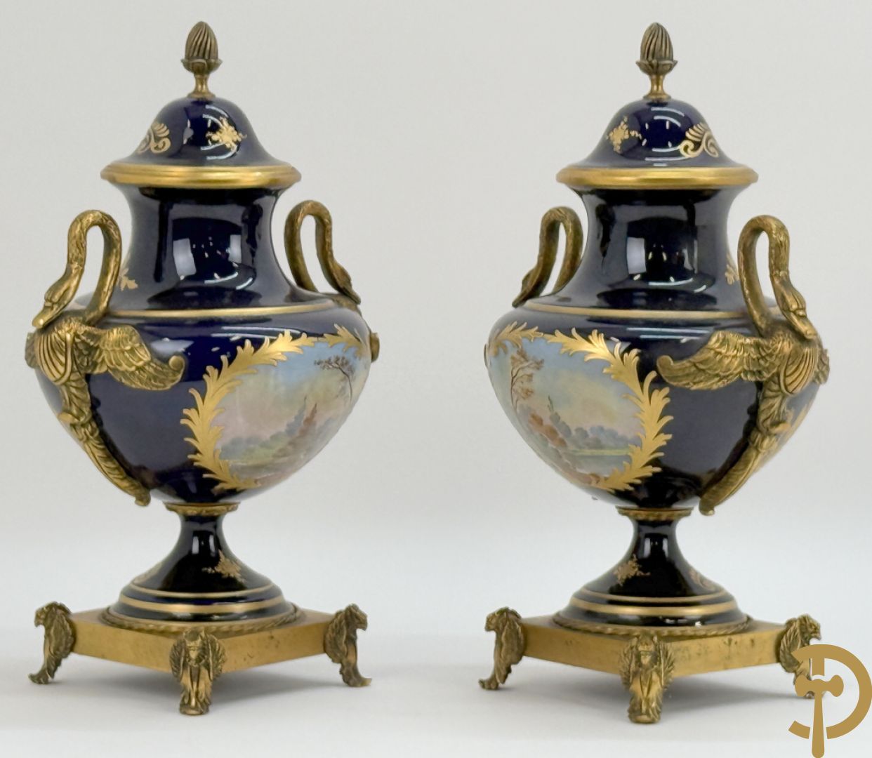 Paar porseleinen Sèvres cassolettes met handbeschilderd romantisch decor op blauwe fond, zijdelings met bronzen zwanen, Chateaux de Sceaux  gemerkt onderaan, Missant J. getekend