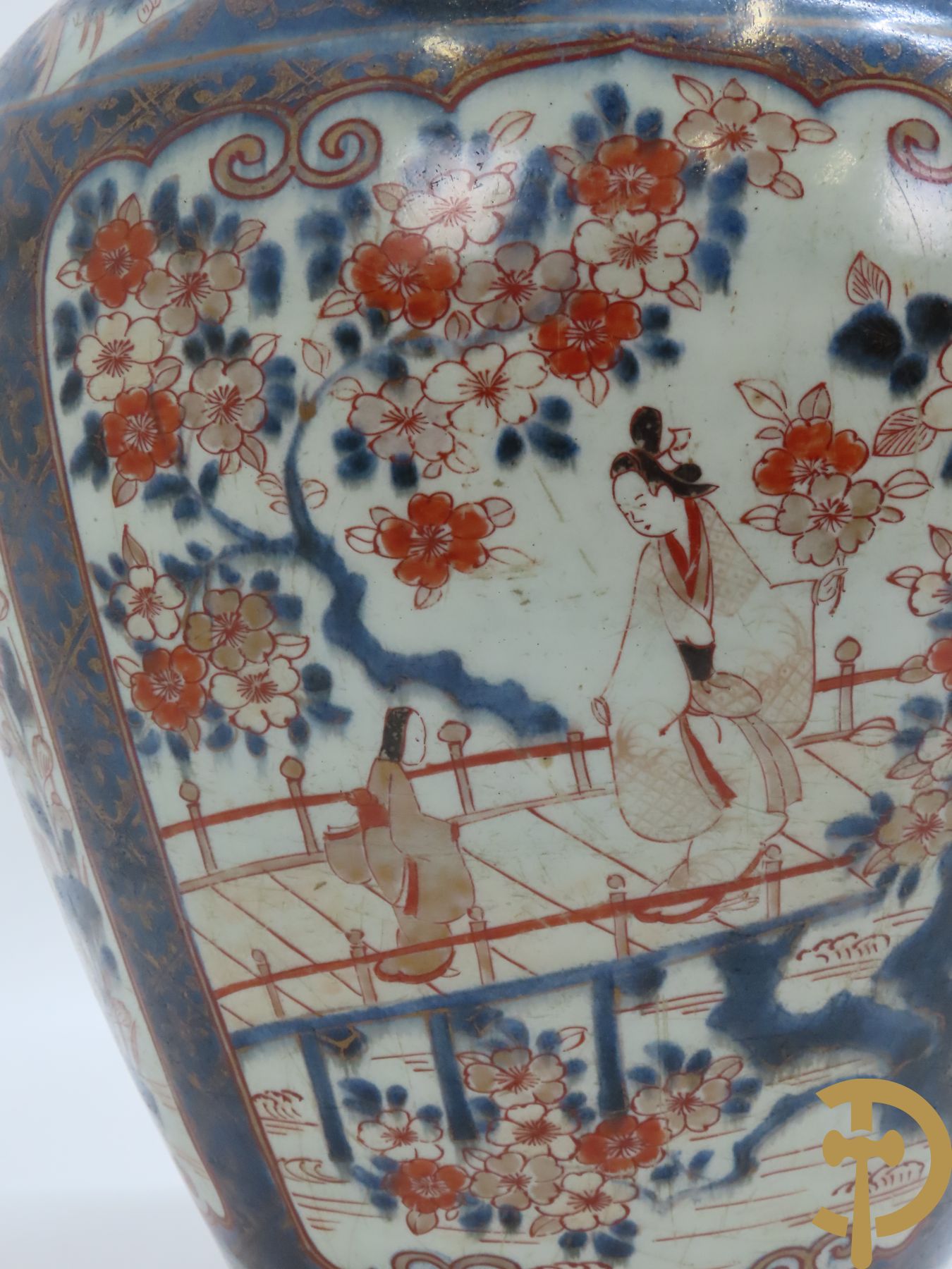 Japanse Imari potiche met geanimeerd landschapsdecor en geisha