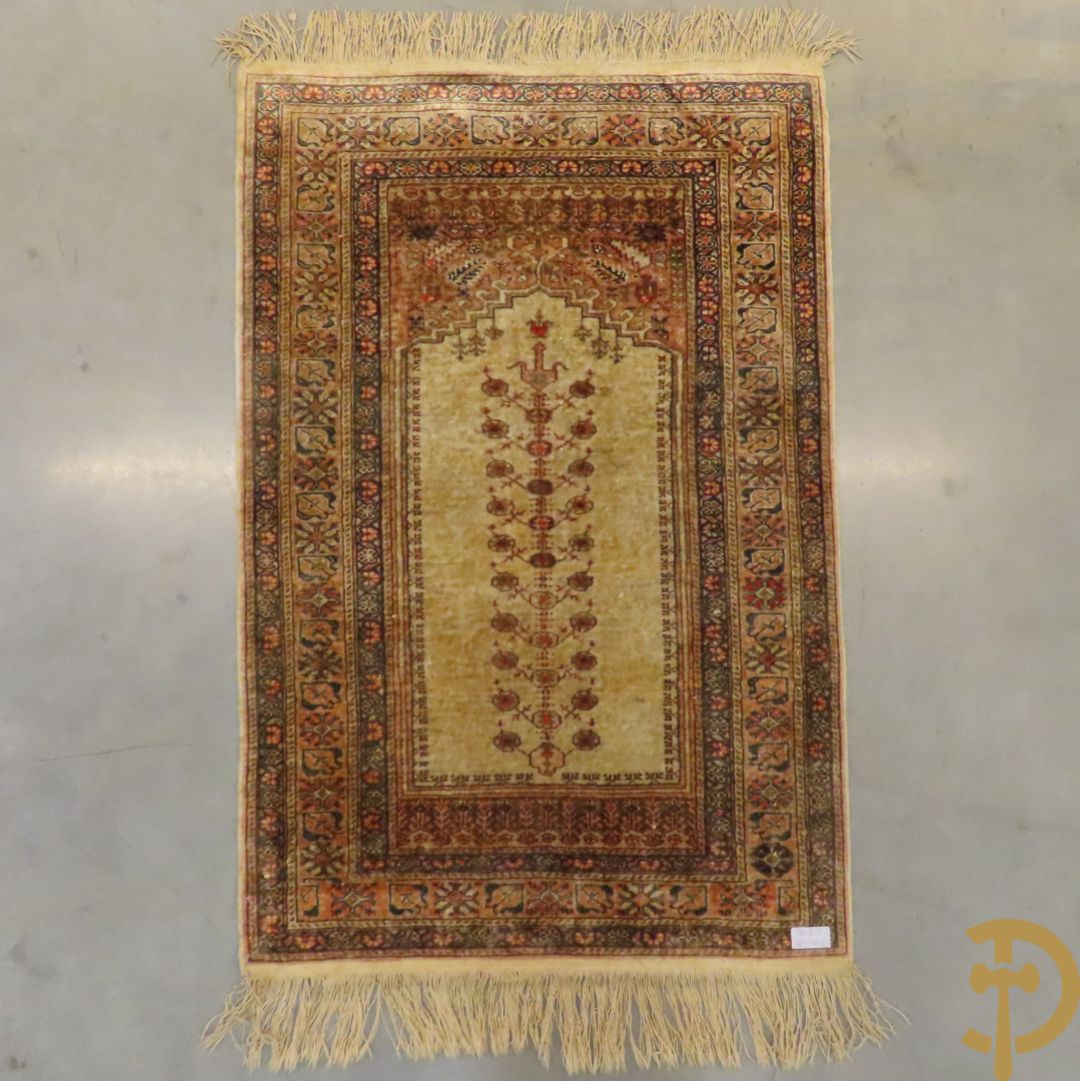 Oosters handgeknoopt zijden tapijt