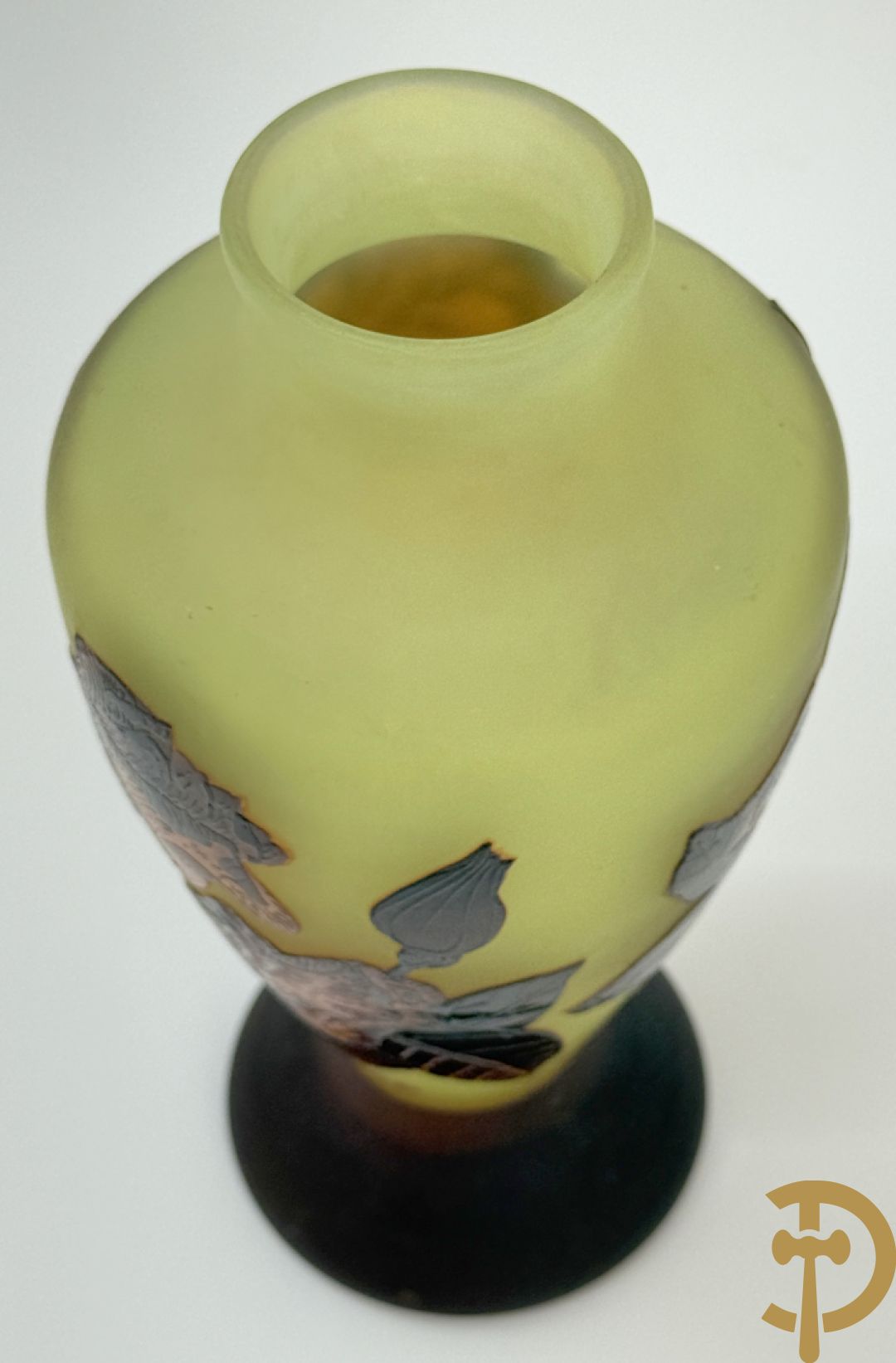 Vaas in glaspasta met gestyleerd bloemendecor, gemerkt Tudor