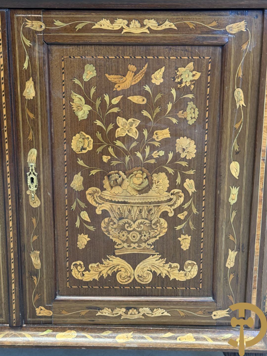 Hollandse vitrine met gemarketteerd bloementafereel, bovenaan met 2 beglaasde deuren en rocaille als kuif - onderaan met 2 gesloten deuren bezet met amforen, vogels en bloemenmarketterie