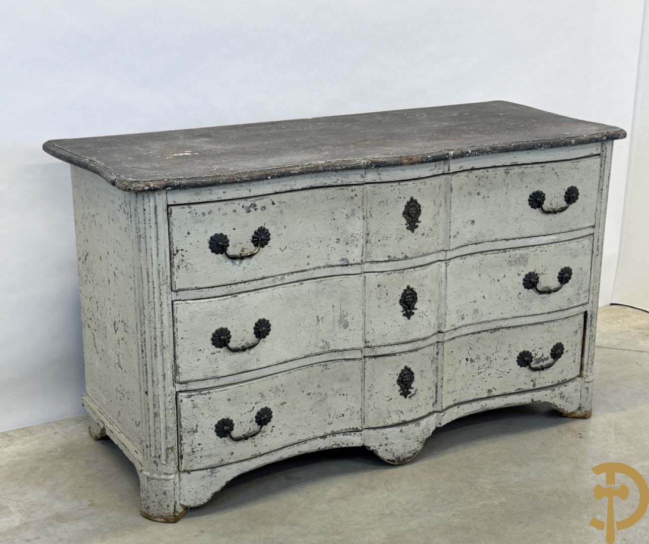 Gepatineerde 3 laden commode met bronzen trekkers en sleutelplaten