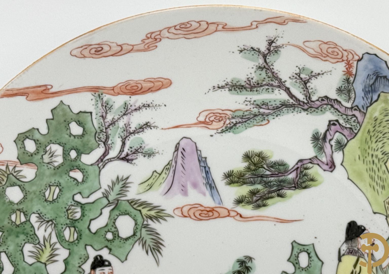 Porseleinen Chinese schotel met decor van wijsgeren in landschap