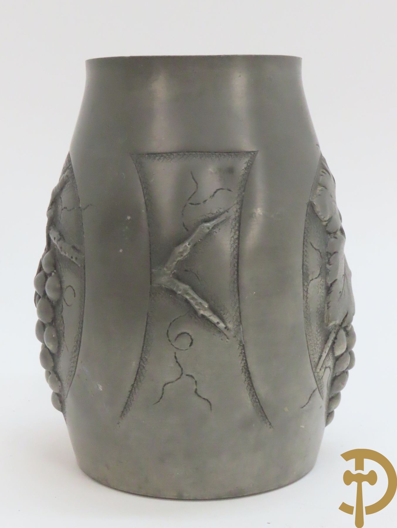 Verzilverde vaas met vogeldecor, Kayser gemerkt + 3 tinnen Art Deco vaasjes w.o. 1 gemerkt Hering + tinnen Art Deco inktstel