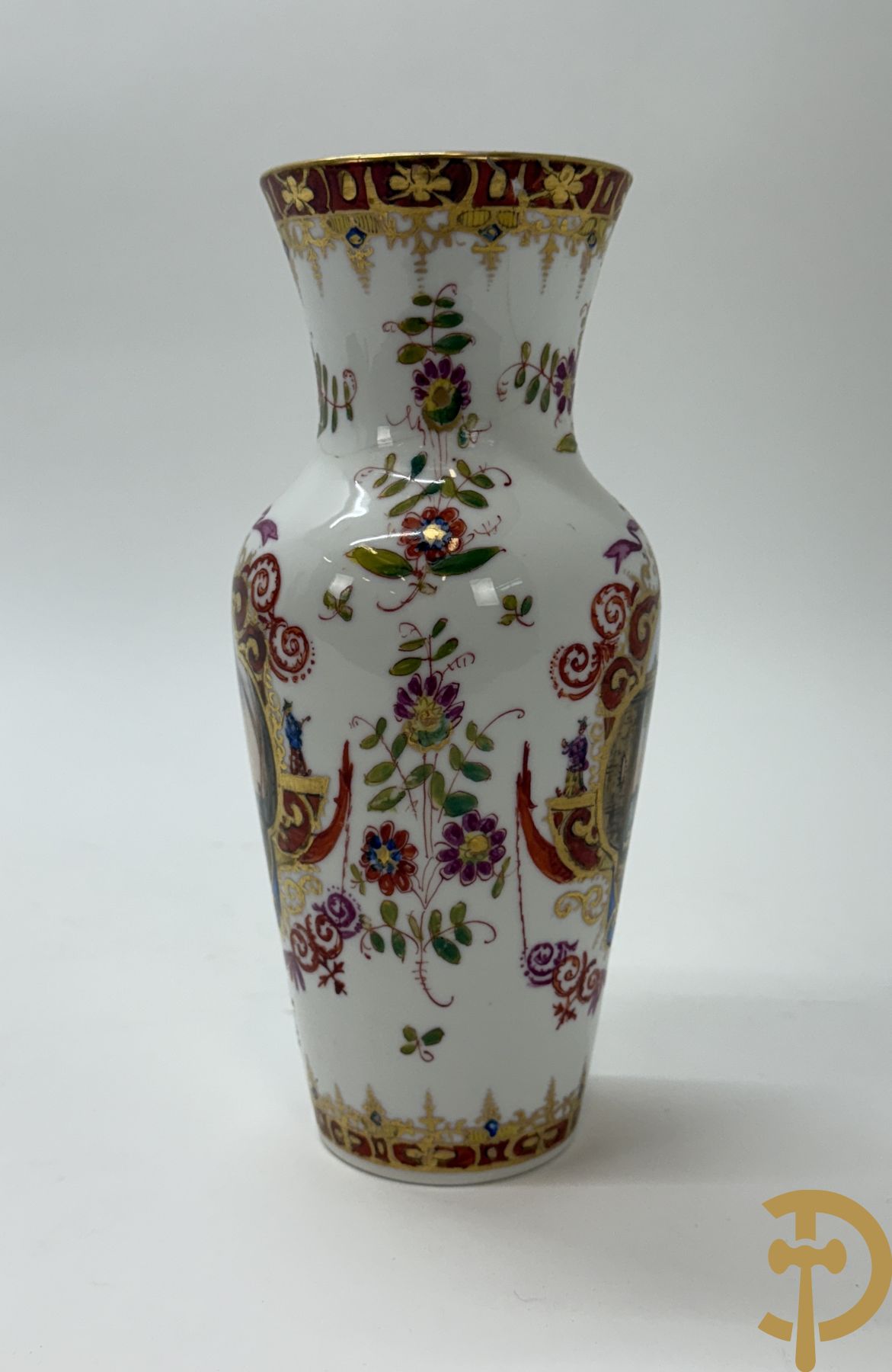 Paar kalebasvormige porseleienen vazen met antieke havenzichten + porseleinen vaasje met havenscènes, onderaan gemerkt