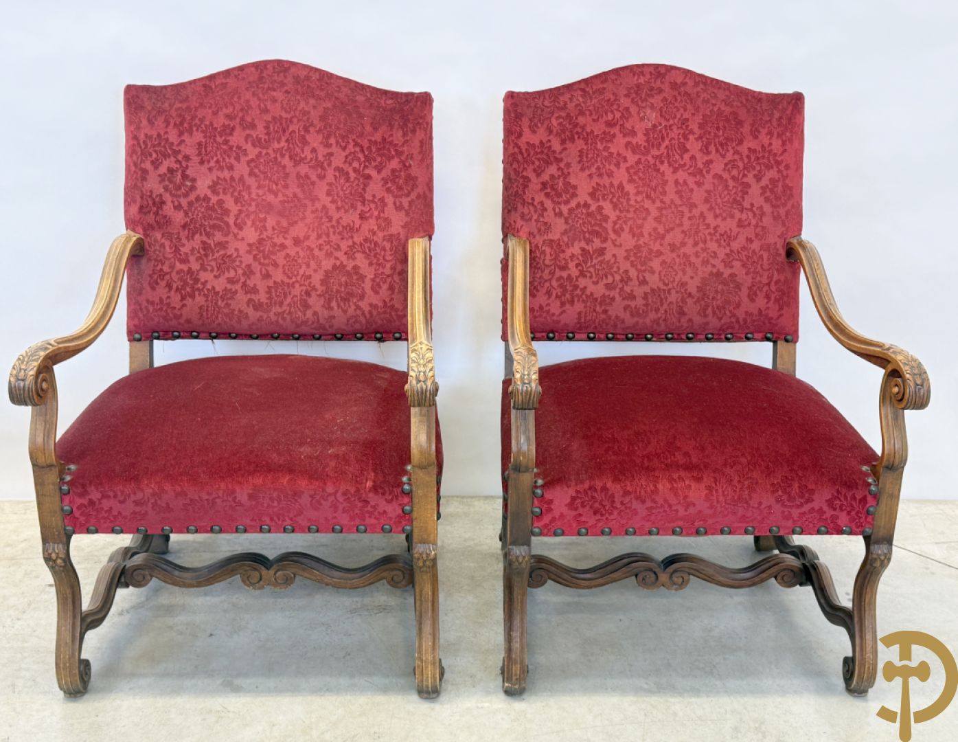 Paar armzetels met voluutvormige armleuningen, bordeaux stof, gesculpteerd met accanthusranken + Armzetel met bordeaux stof, vollutvormige armleunungen en gesculpteerd met accanthusranken