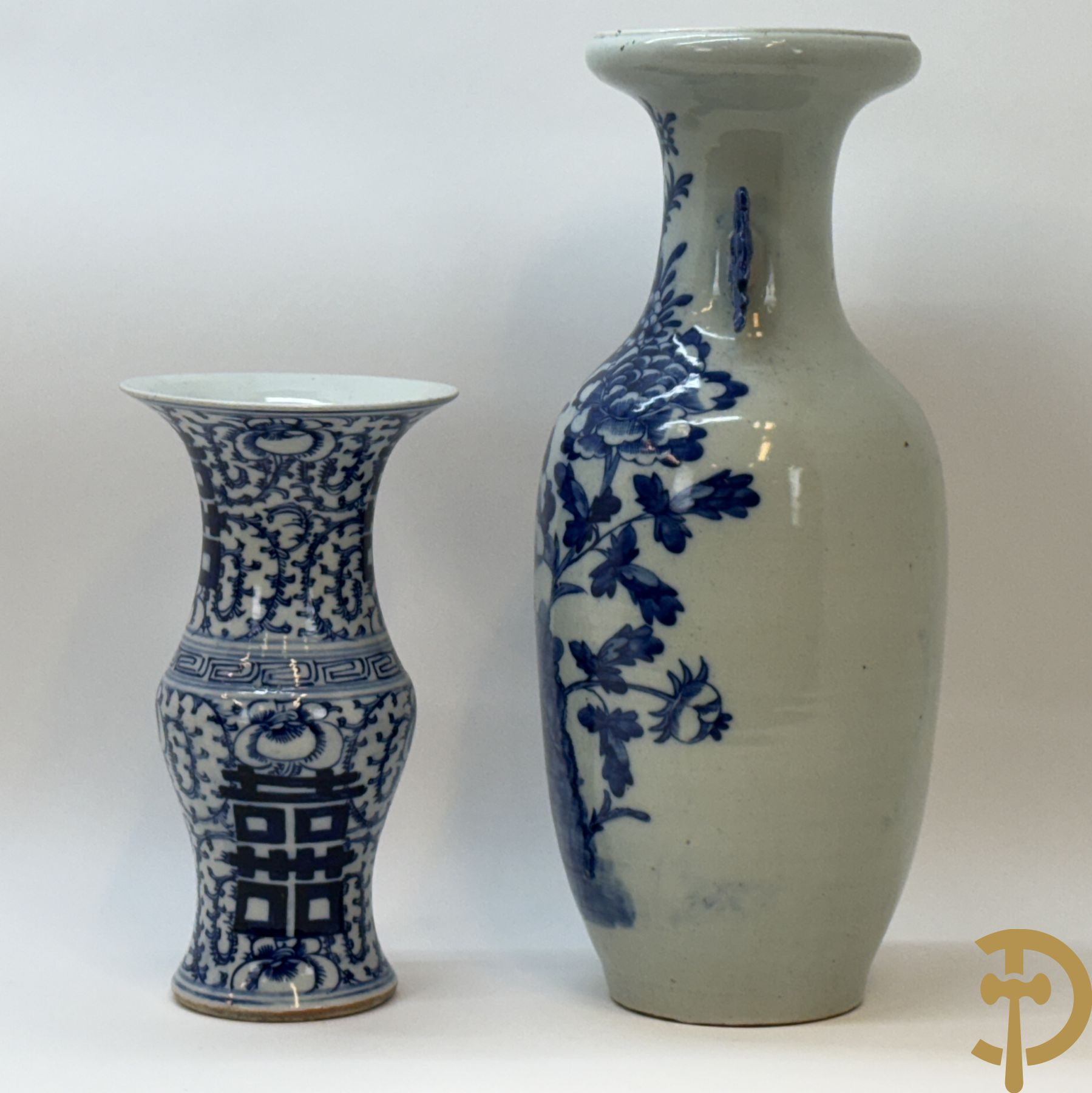 Chinese porseleinen blauw/wit vaas met bloemendecor + Gu vaas met Chinese tekens