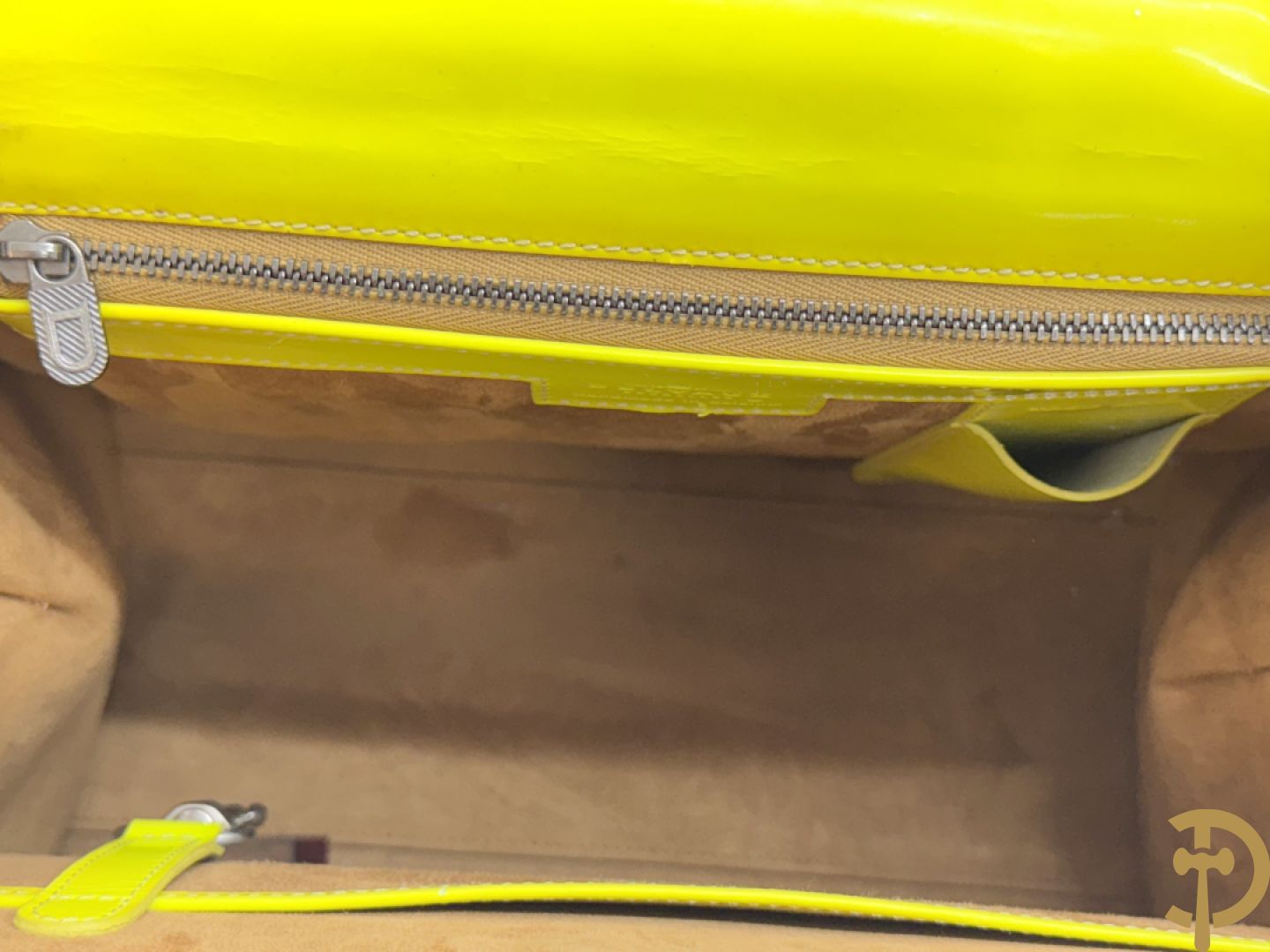 Unieke handtas Delvaux in fluo geel, model Brillant, gelimiteerde en genummerde serie 8/10, mode 2001 Landed - ontwerp van Walter Van Beirendonck uit 2001