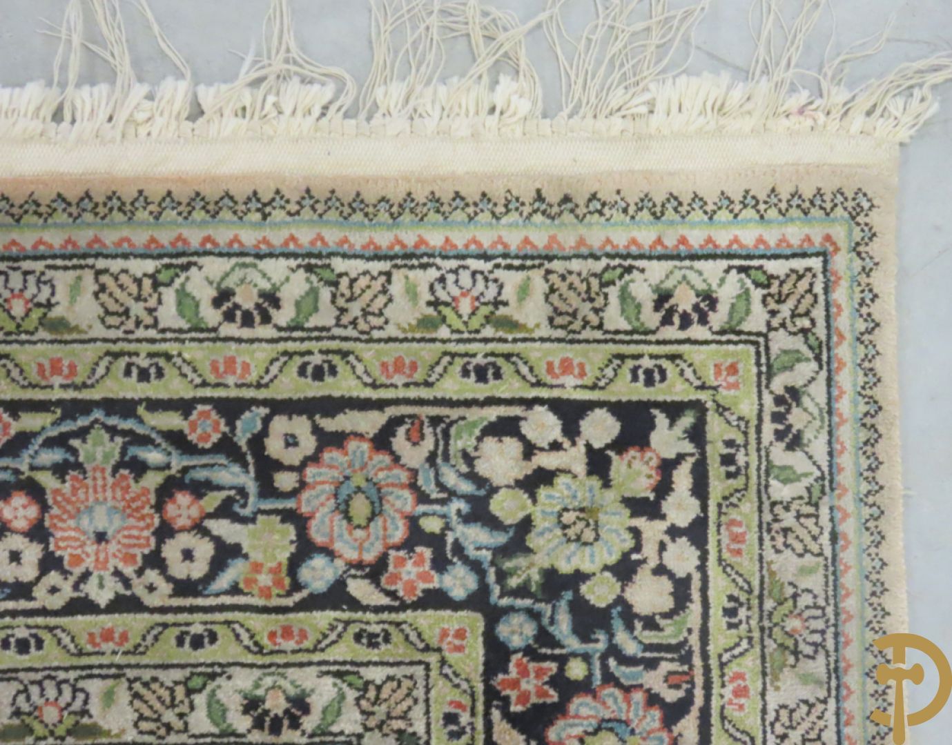 Oosters handgeknoopt tapijt met centraal medaillon, zijde op katoen