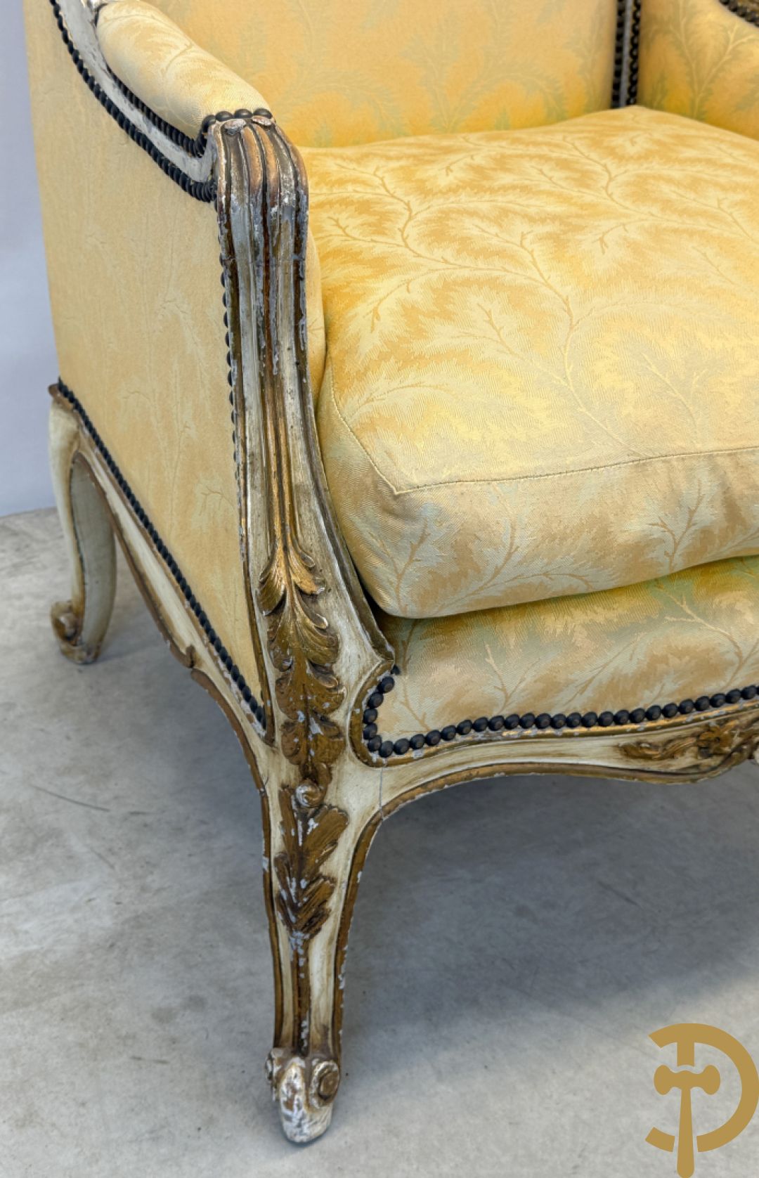 Paar Louis XV bergères met wangen, gesculpteerde accanthusranken en bloemenmotieven