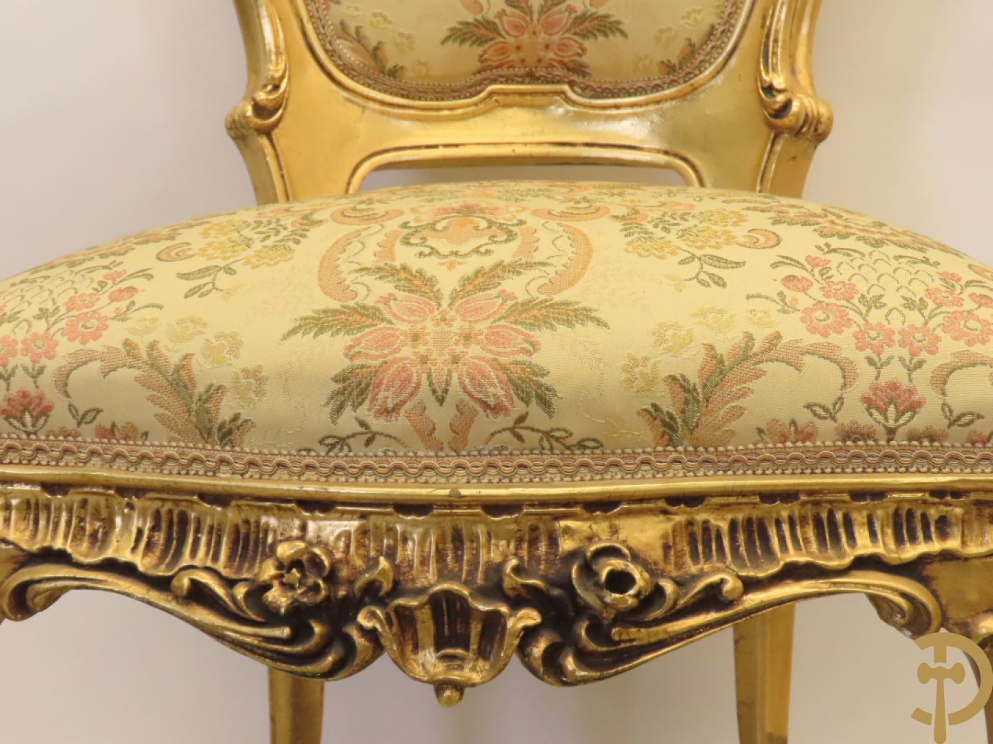 Uitzonderlijke vergulde Louis XV eetkamer bestaande uit vijfdeursdressoir met voluutvormige accanthusranken en rocailles, beschilderd met bloemenmotieven en centraal tafererel met hoornen des overvloeds + bijhorende spiegel vergulde tafel op voluutvormige poten met zes bijhorende stoelen + vitrine met accanthusranken en centrale deur, op voluutvormige poten