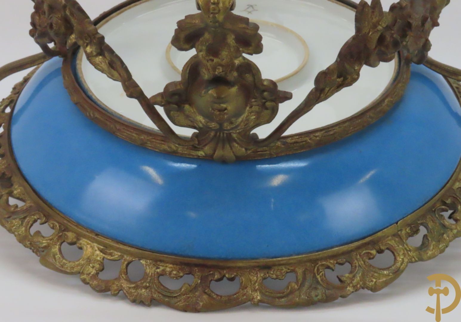 Porseleinen Sèvres schotel met handbeschilderd romantisch tafereel van lieflijk koppel gevat in bronzen houder - bezet met dameshoofden en accanthusranken, onderaan gemerkt Sèvres