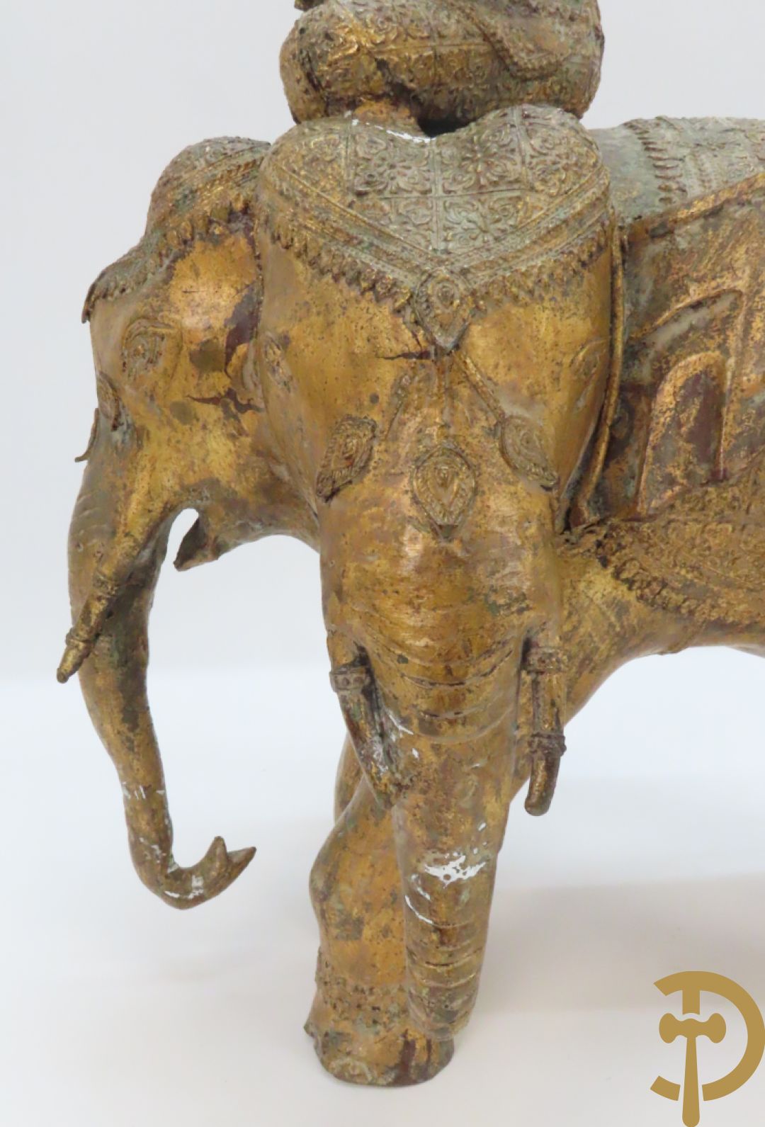 Orientaalse kopersculptuur van driekoppige olifant met boedhisatsvat + koperen boedhistische figuur met snaarinstrument