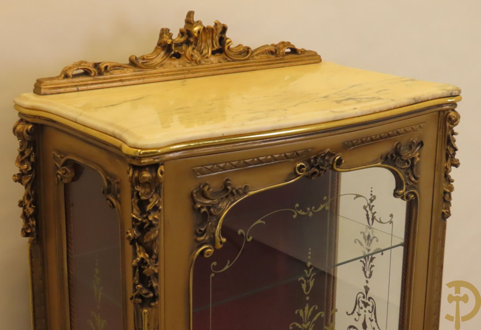 Vergulde vitrine met accanthusranken en ornamentiek in de ruiten geslepen, bovenaan bezet met marmeren blad