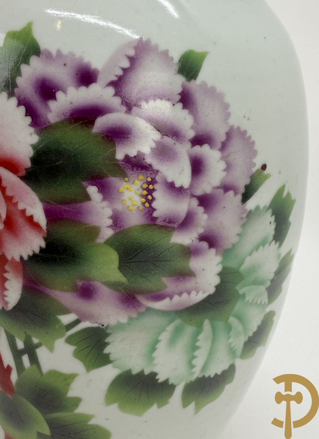 Chinese porseleinen vaas met decor van takken en vogels + Chinese porseleinen vaas met bloemendecor