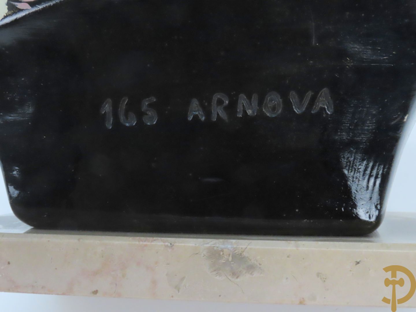 Gipsen damesbuste van Japanse schone op marmeren sokkel