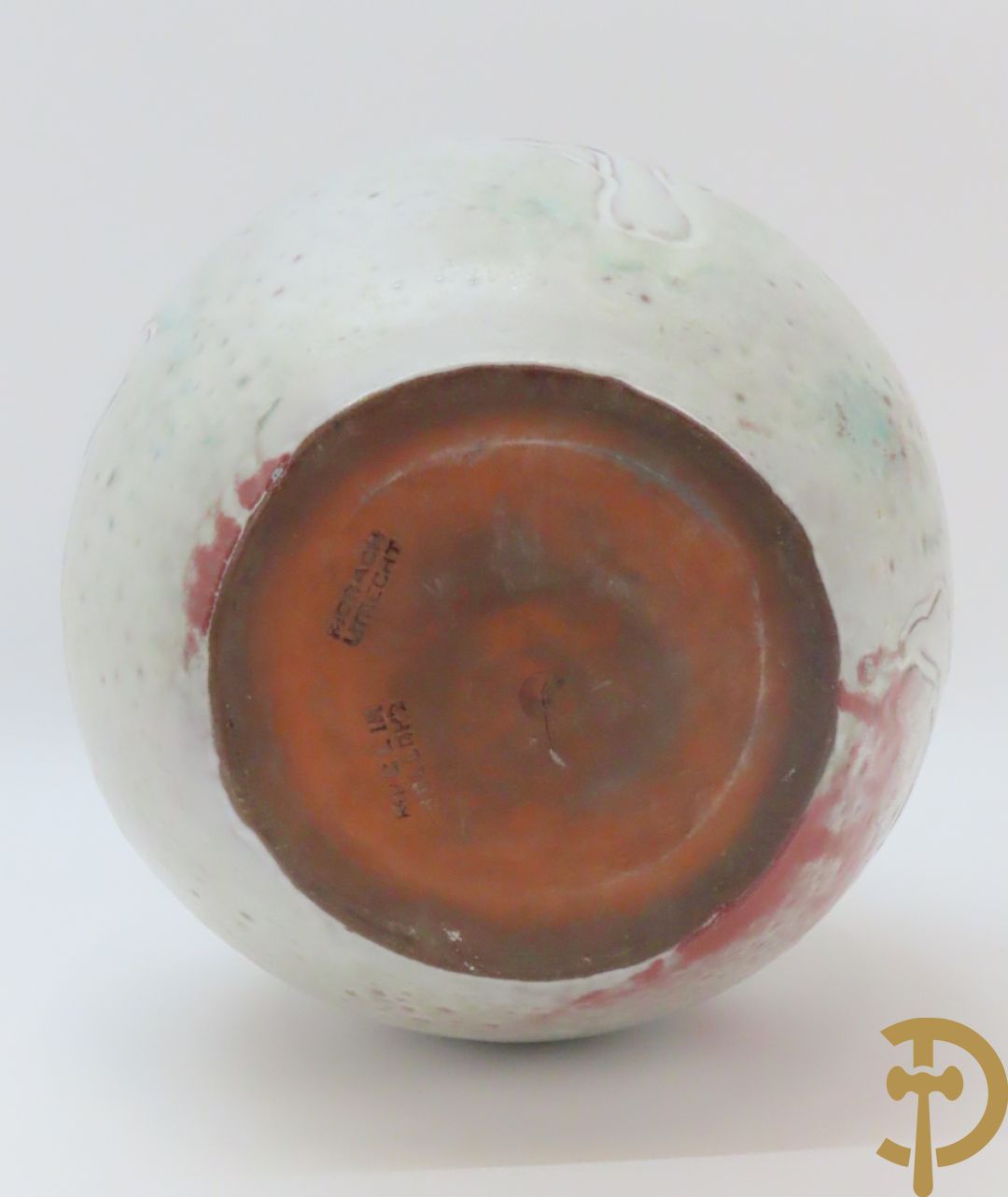 Wit gecraqueleerde design vaas met gestyleerd damesdecor, gemerkt Mobach Utrecht