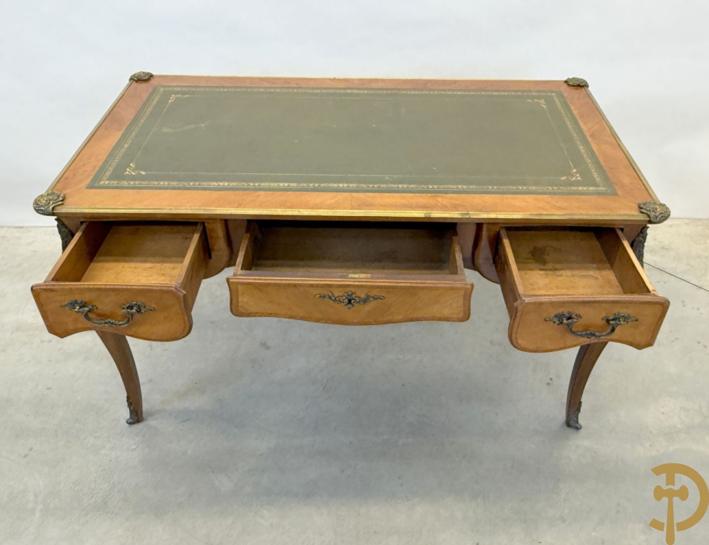 Notelaren Louis XV bureau met lederen blad, 3 lades  en bronsbeslag op voluutvormige poten
