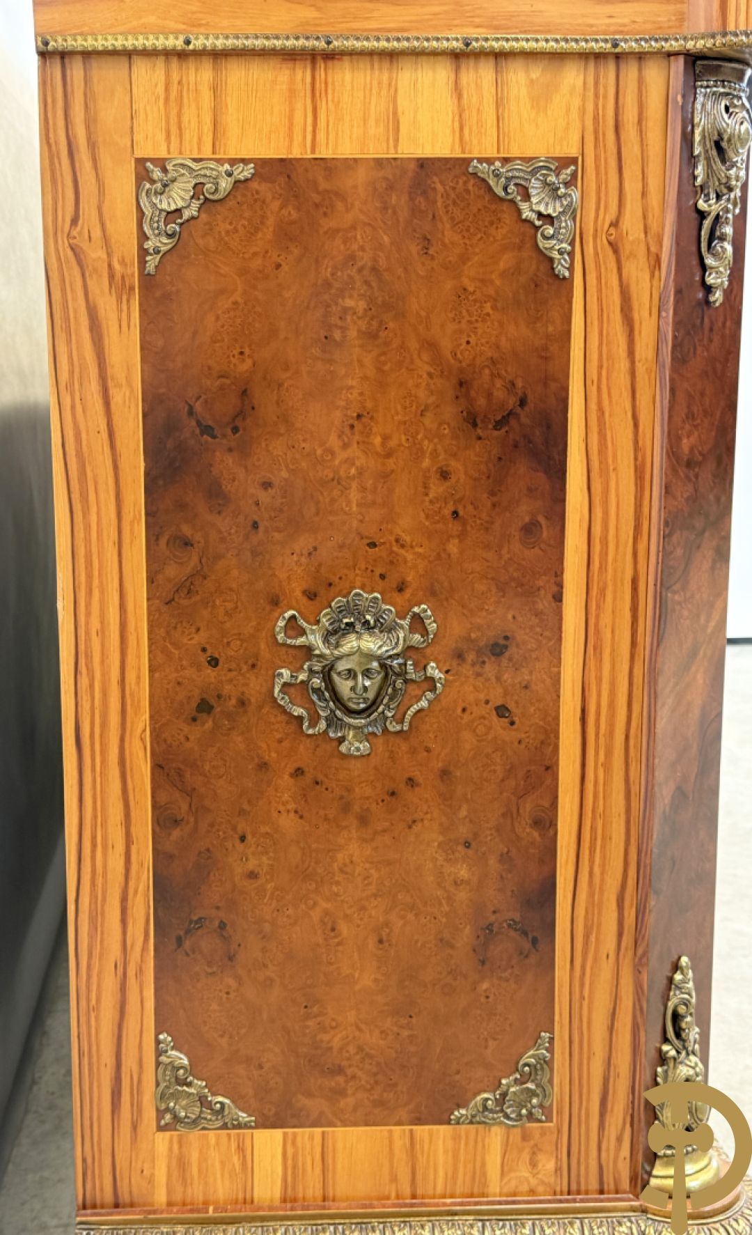 Notelaren driedeursdressoir met bloemenmarquetterie, bronsbeslag en marmeren blad