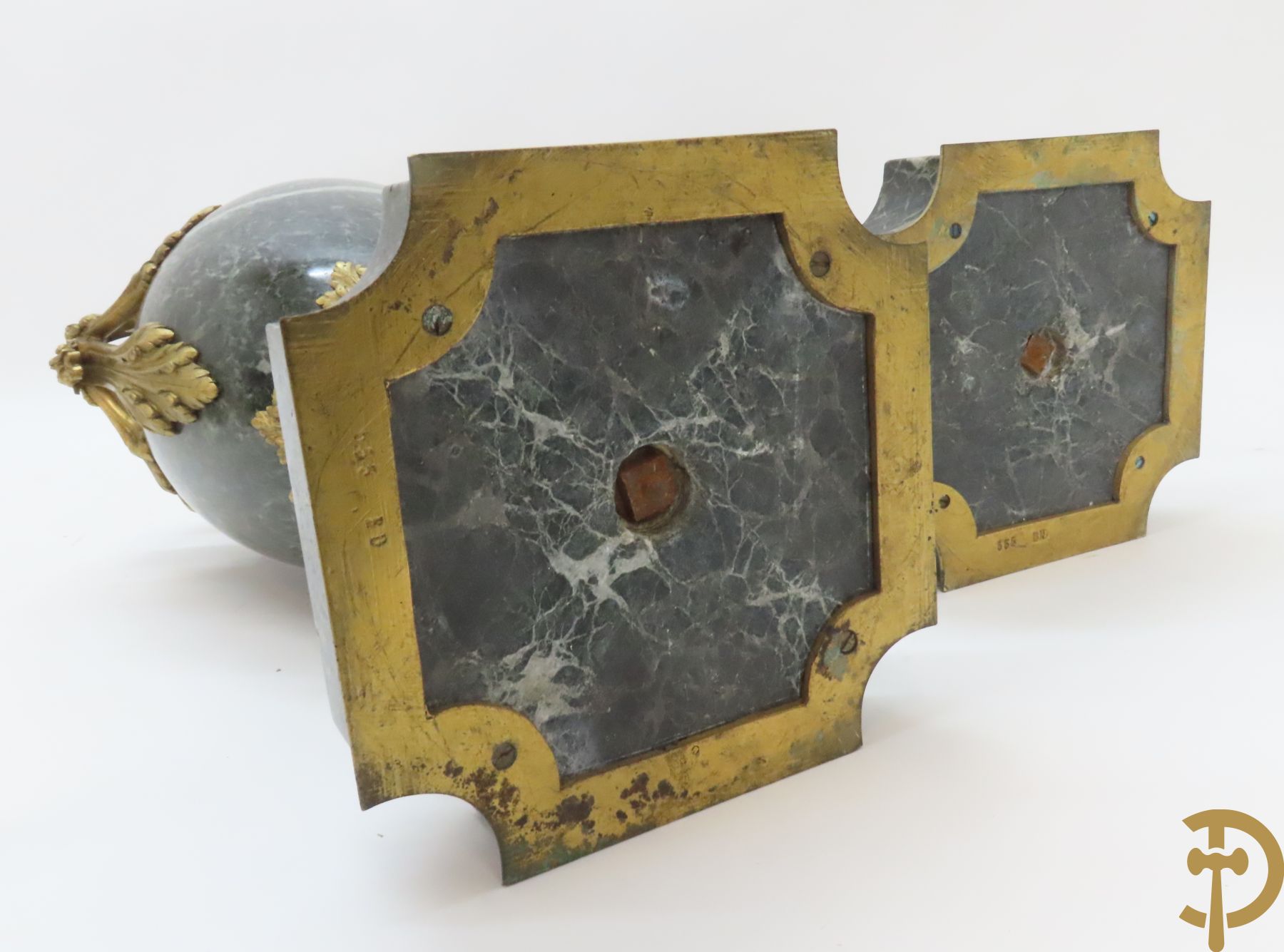 Paar marmeren cassolettes met los deksel, zijdelings bezet met accanthusranken en bloemen