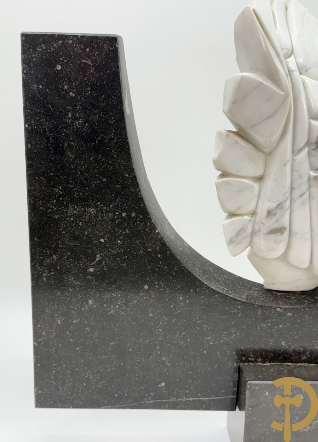 Ongetekend wit marmeren beeld op granieten onderstel