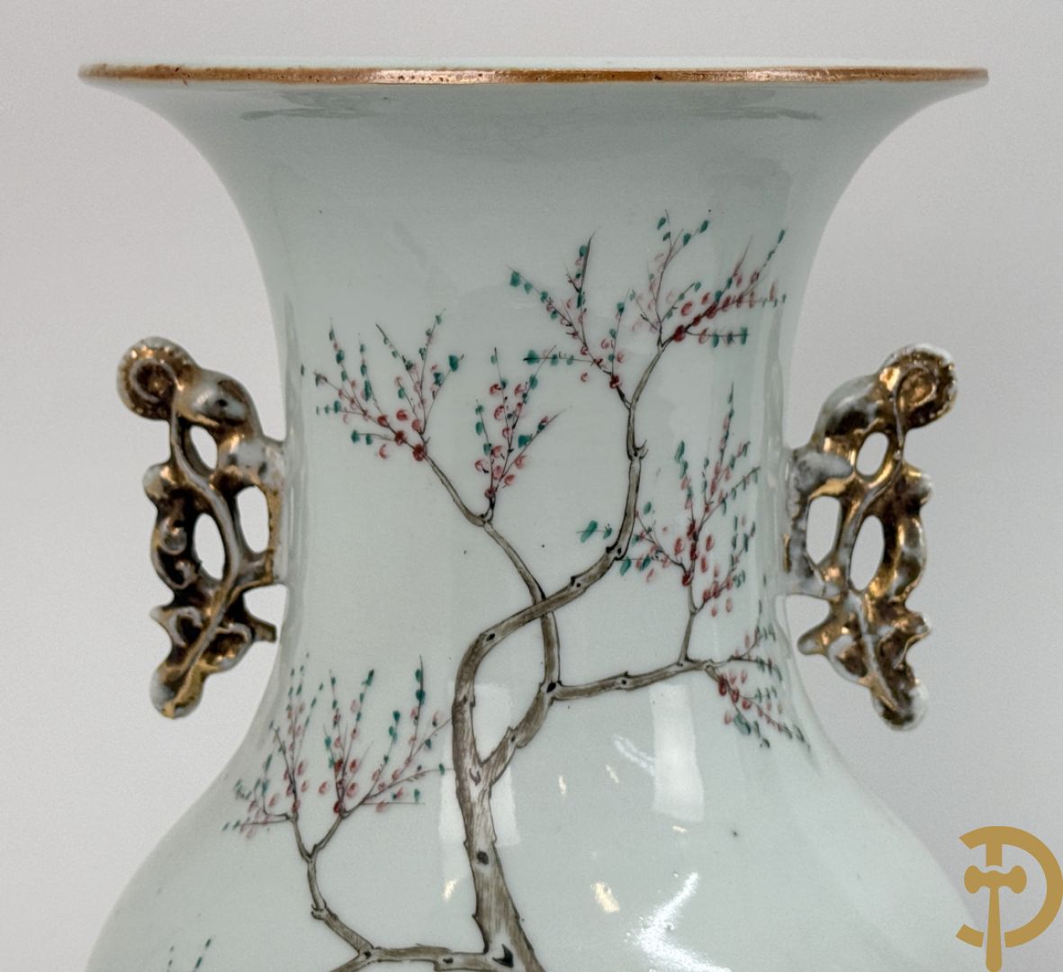 Paar Chinese porseleinen vazen met geisha decor en dames in landschap