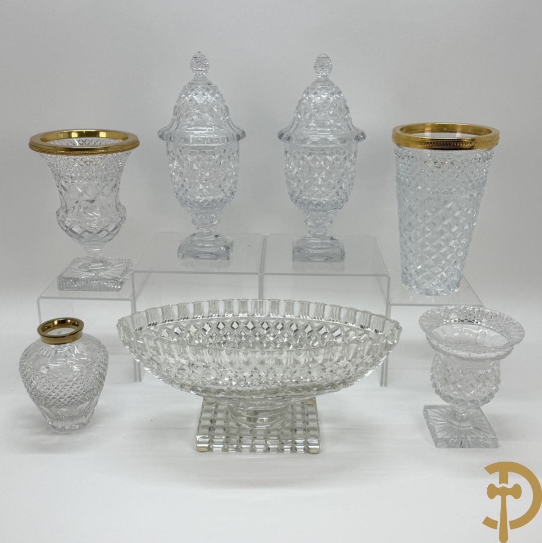 Helder kristallen geslepen coupe + 2 dragoirs in kristal gefacetteerd + 3 kristallen vazen + glazen vaas