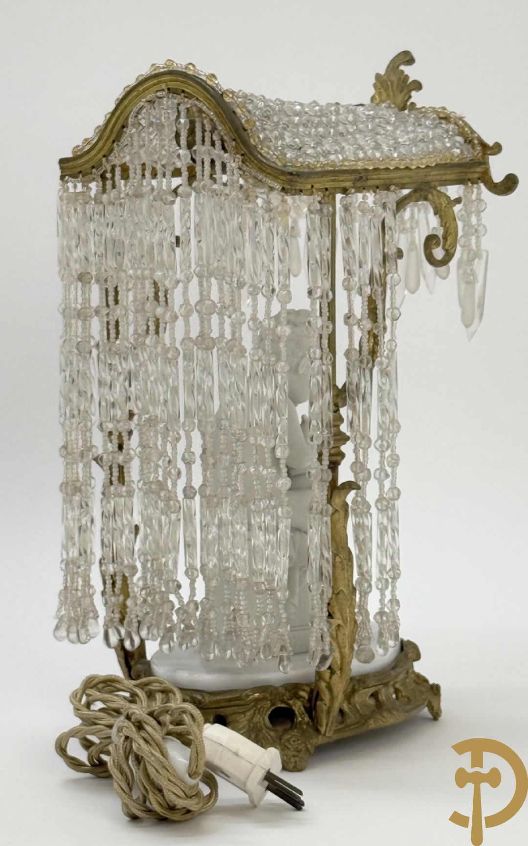 Biscuitbeeld van schrijvende cupido onder bronzen dakje met kristallen bellen bezet - op marmeren sokkel gemonteerd