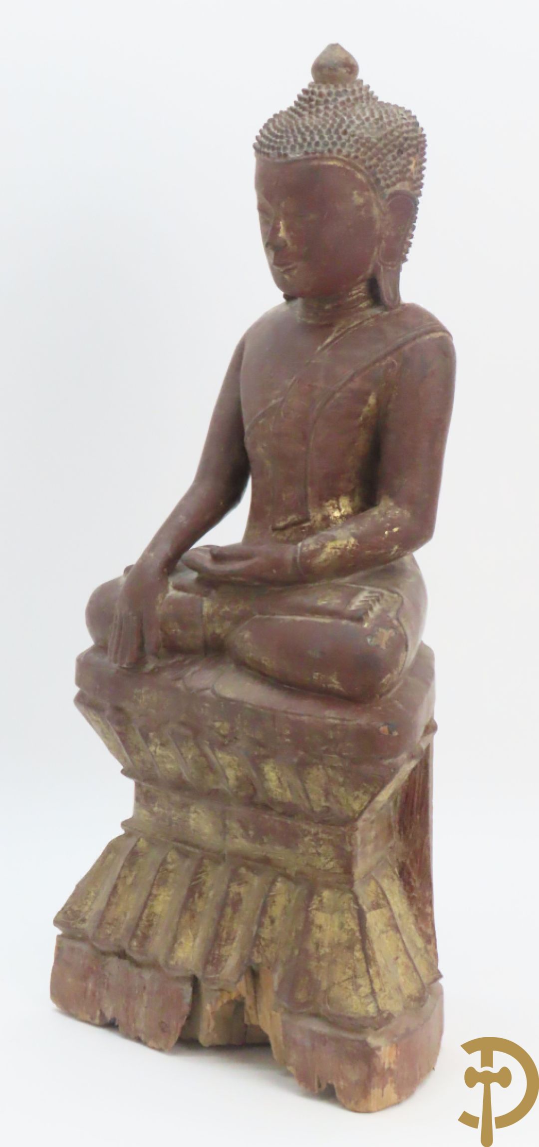 Houtgesculpteerde zittende boedha