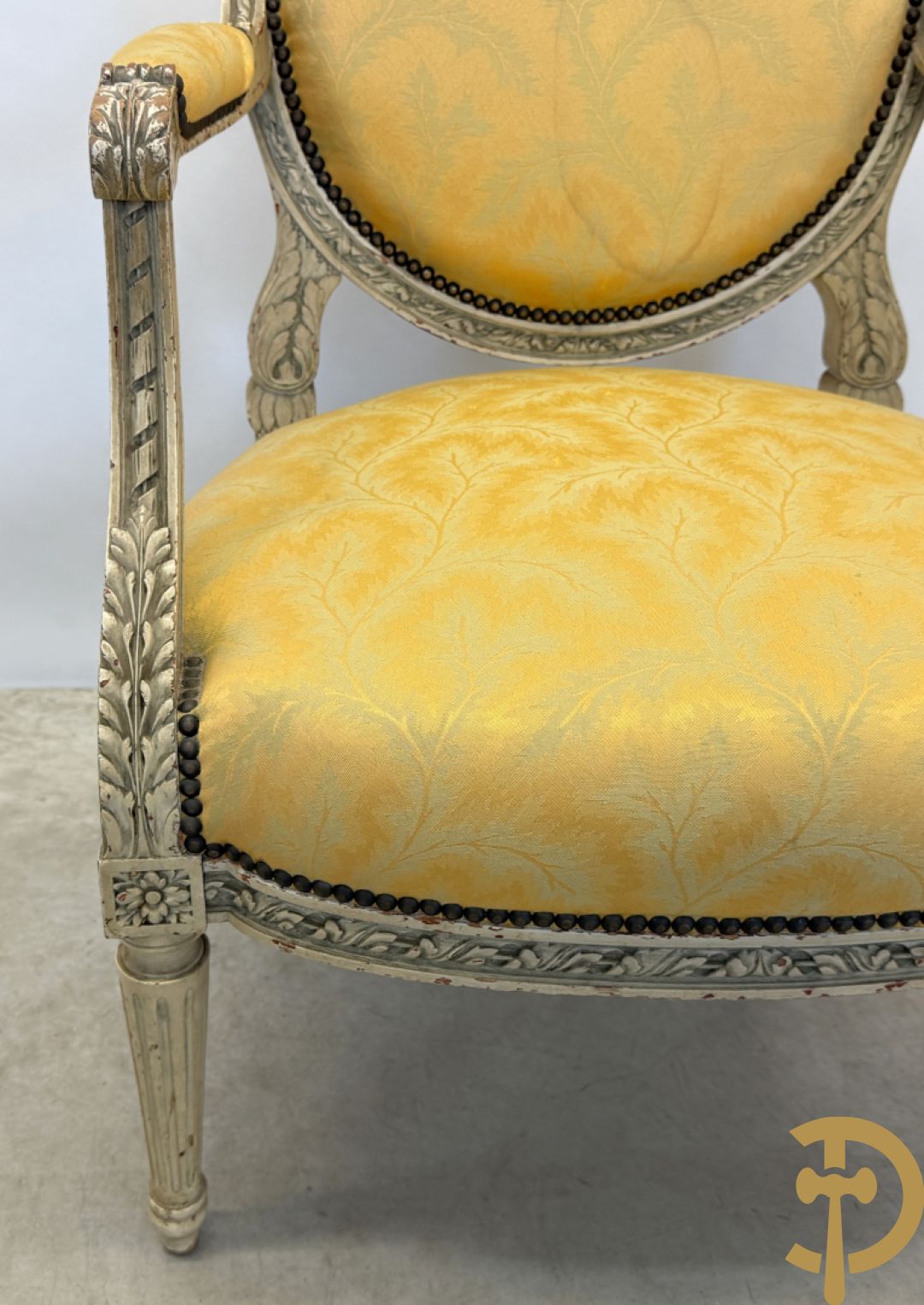 Salonensemble met rocailles, bloemenmotieven en gecanneleerde poten bestaande uit canapé, 2 armzetels en 2 stoelen