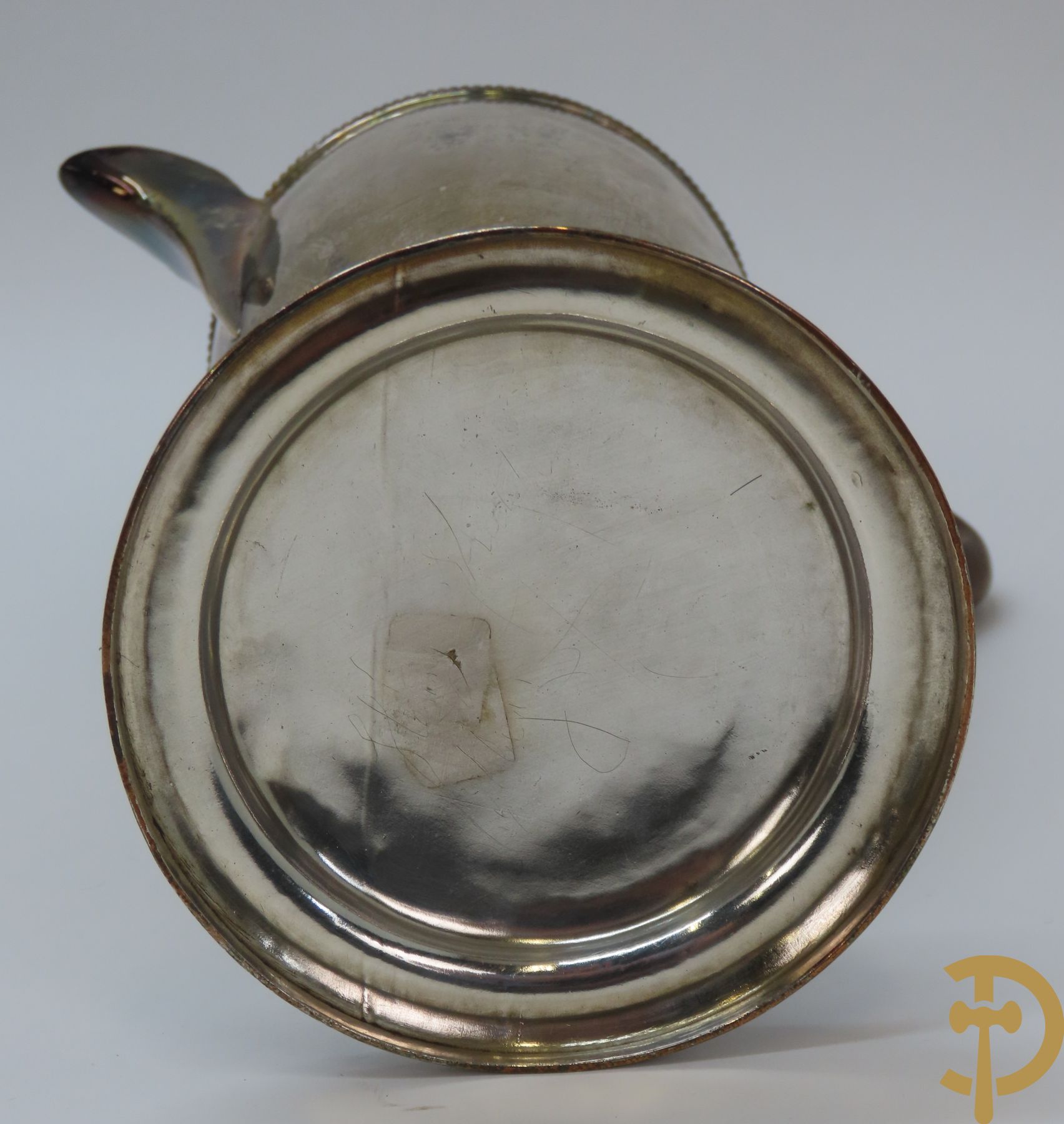 Verzilverd koffiestel MFD & Plated by Reed & Barton 2046 bestaande uit koffiekan, melkkan en suikerpot met ovale medaillons + verzilverde coupe met eekhoorn en rocaille + verzilverde coupe met glas + Verzilverde schenkkan met houten handvat