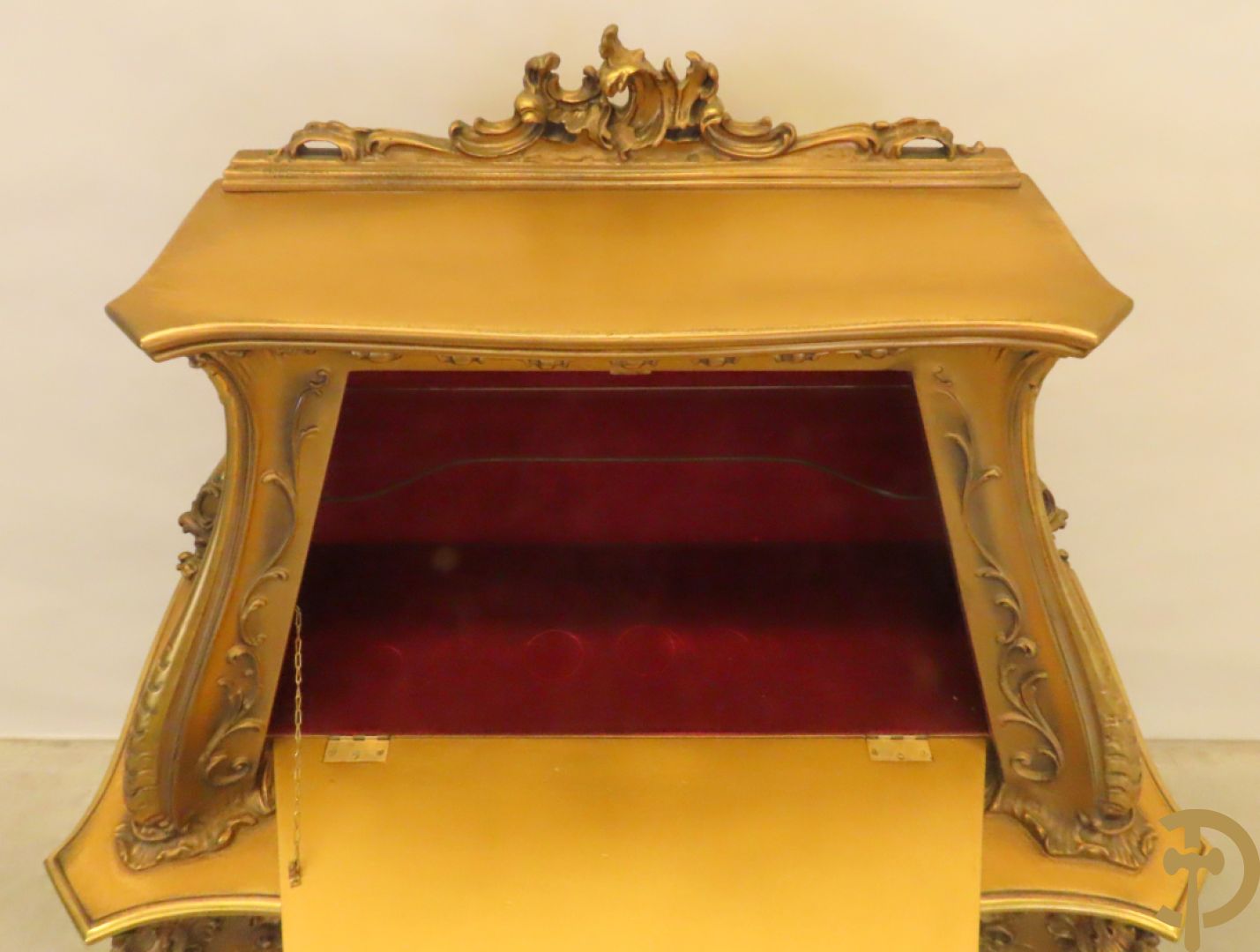 Uitzonderlijke vergulde bar met accanthusranken en bloemenmotieven op voluutvormige poten