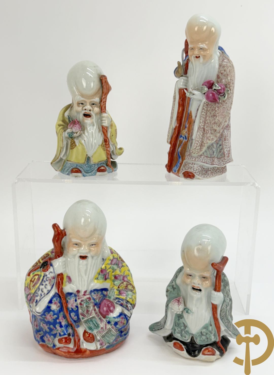 Vier Chinese porseleinen wijsgeren waarvan 1 gestempeld