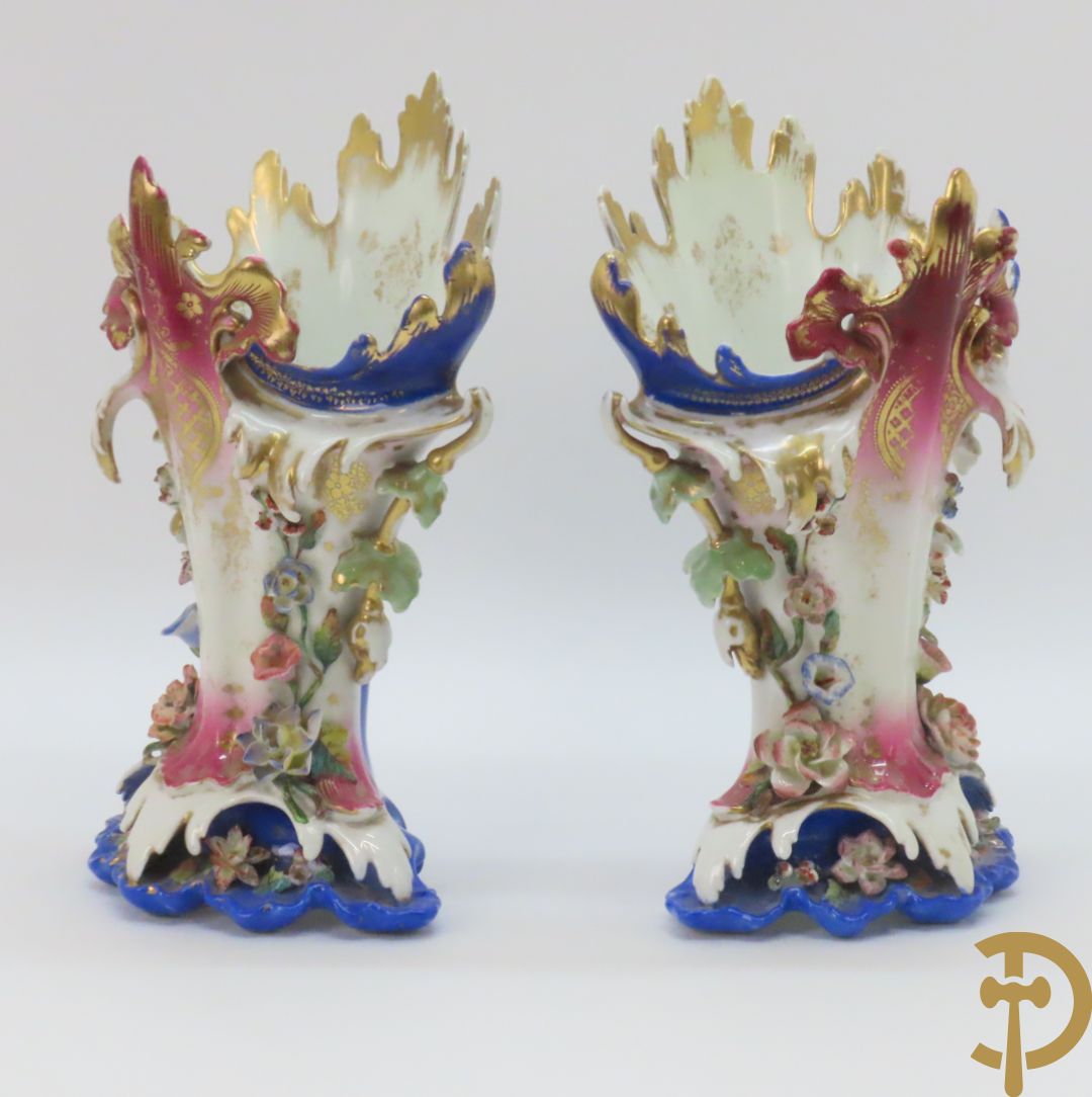 Paar Vieux Paris cornetvazen met rocailles, 19e