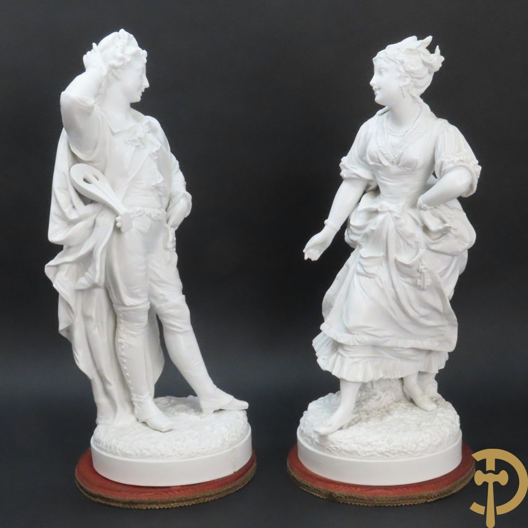 Paar grote witte biscuits van elegant koppel, onderaan gemerkt AM