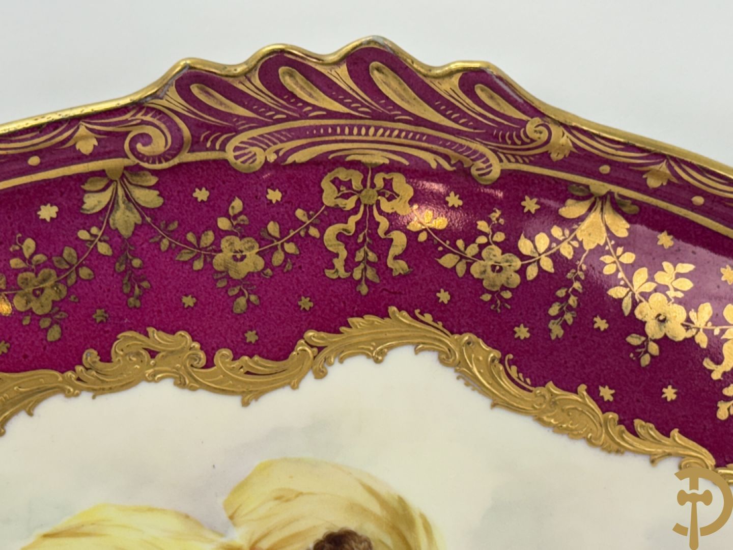 Porseleinen sierbord met decor van cupido