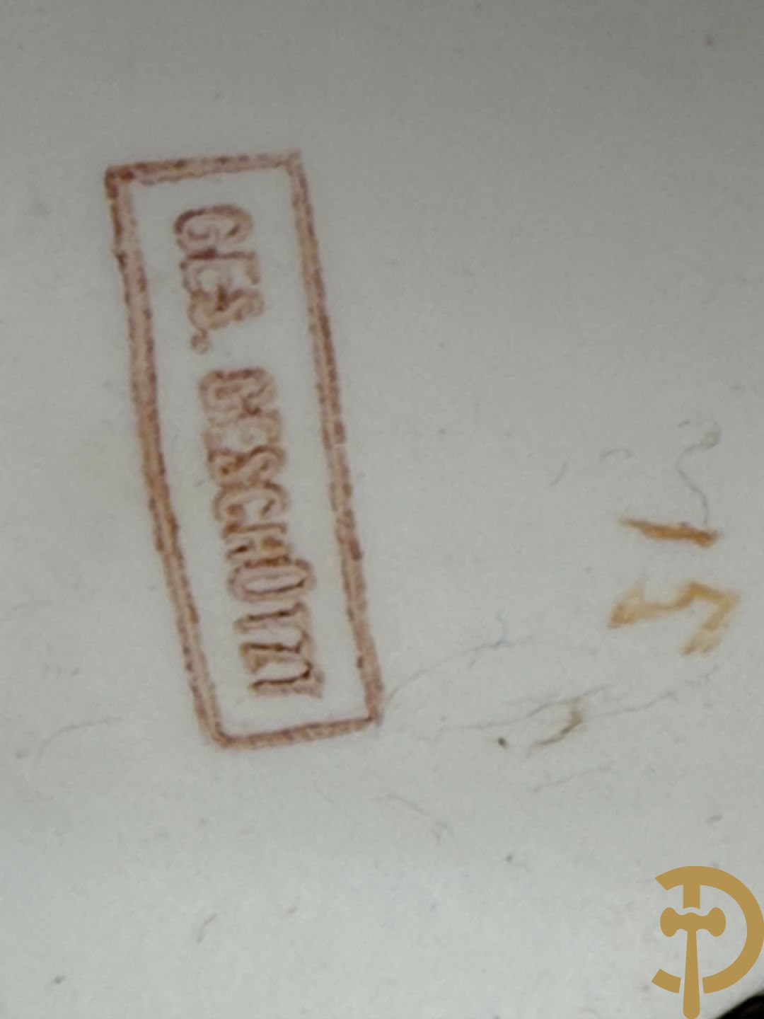 Lieftallig biscuit van romantisch koppel bij amfoor met kleine neergezeten cupido onder koperen baldakijn met kristallen belletjes