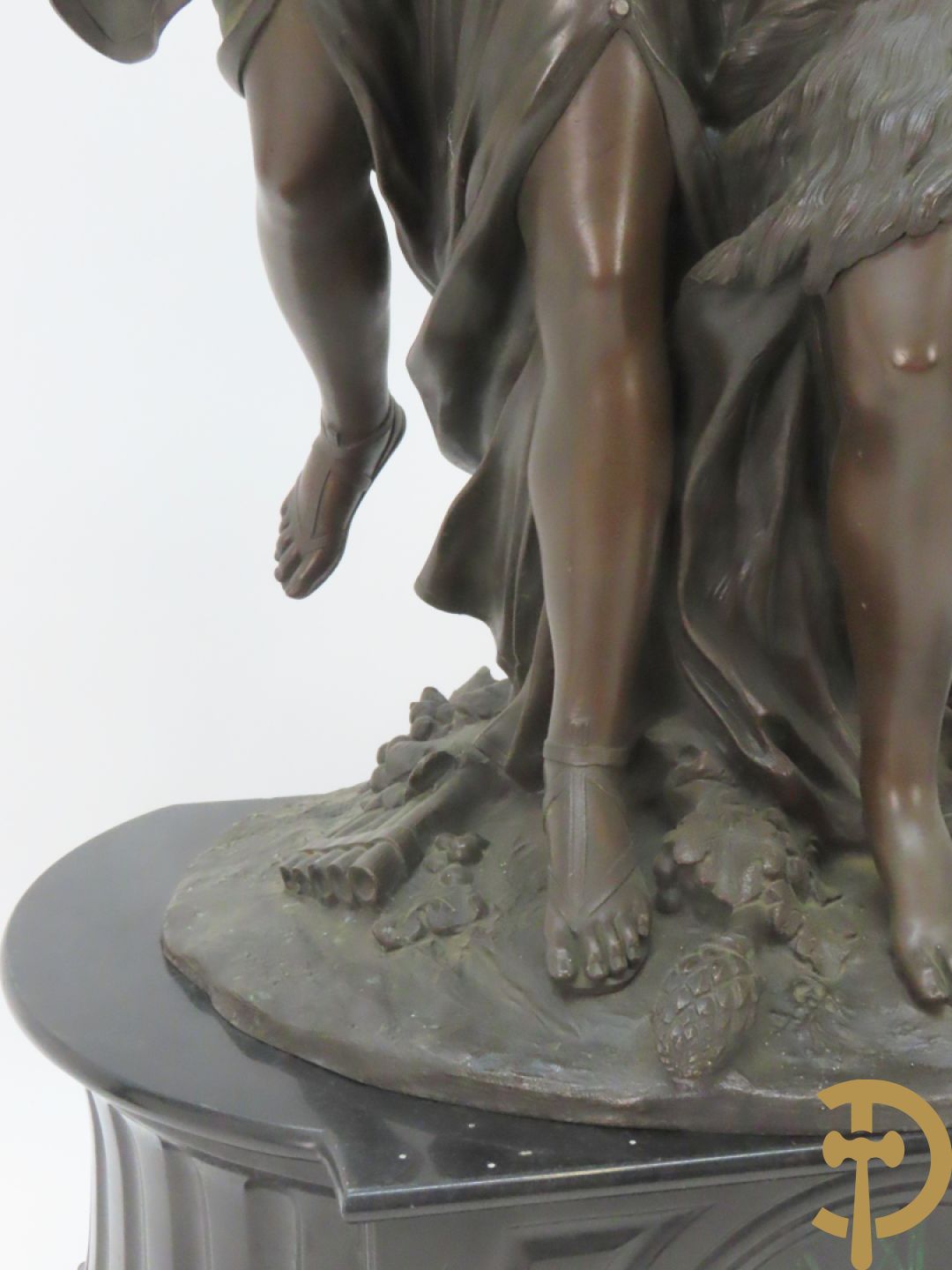 CLODION getekend - Paar elegante bronzen dames met tambour en fruit, geflankeerde door jonge faune, op marmeren klokstel - opgebouwd als garnituur met 2 kandelaars met bronzen kindjes dragende een toorts met bloemen en kaarsen