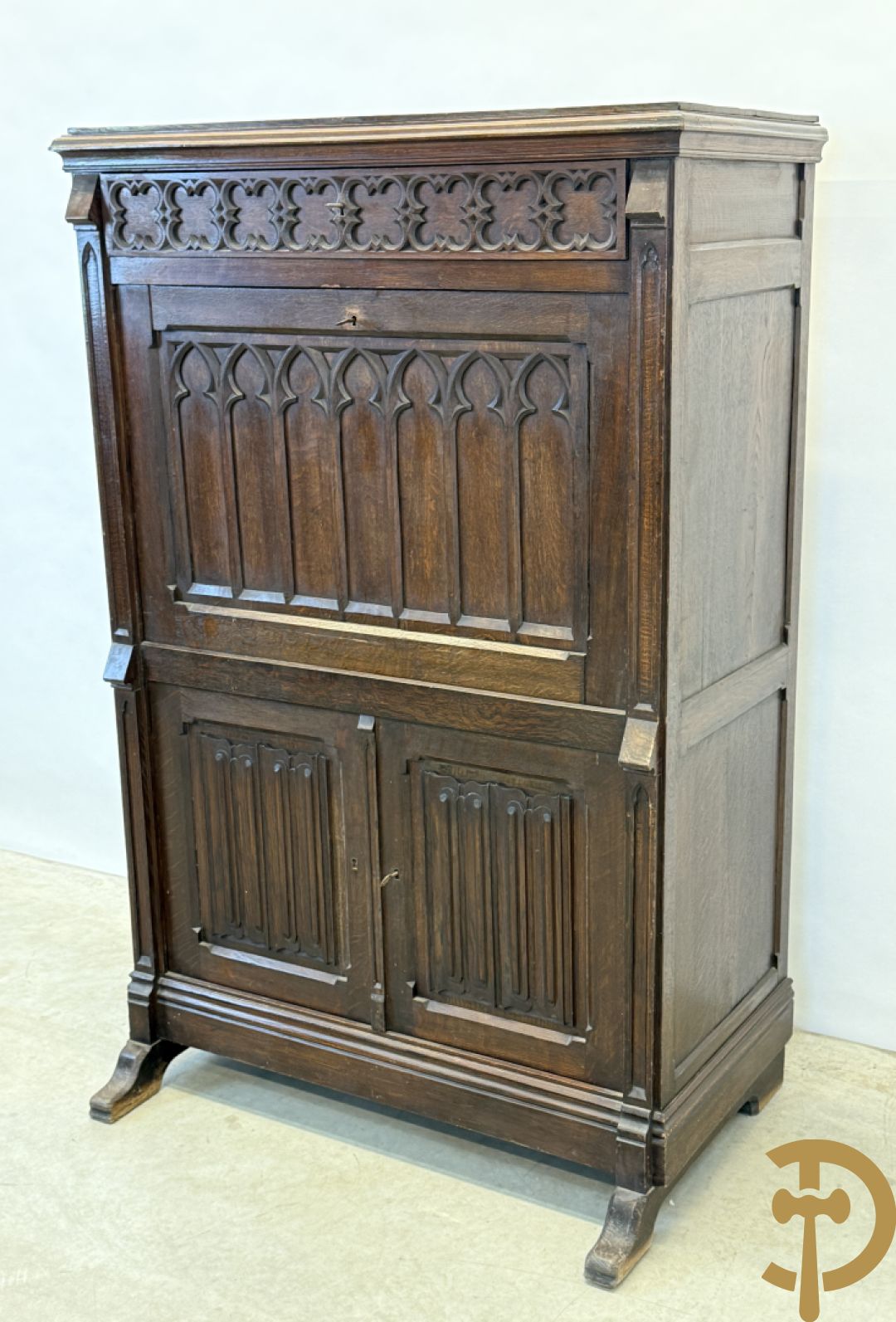 Massief eiken secretaire abattant met lade, klep en 2 deuren, centraal met interieur, Neo Gotisch