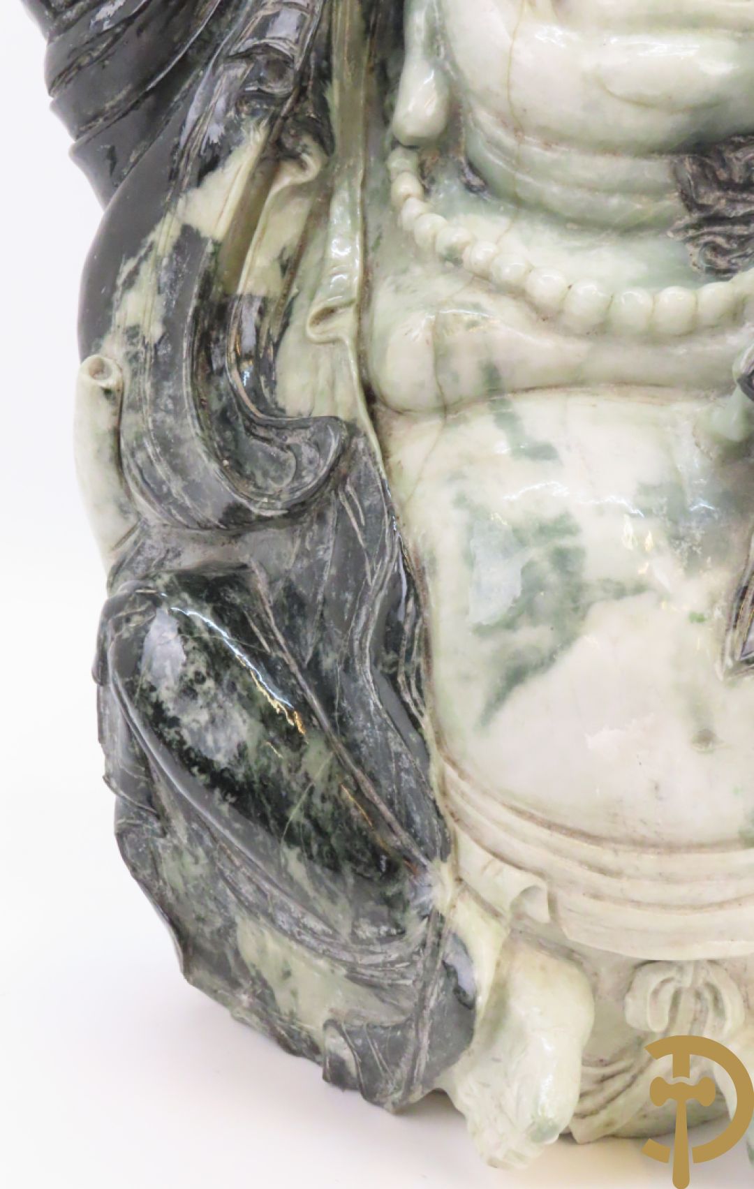 Zittende lachende boedha met kralenkrans en fo hond in gesculpteerde tweekleurige nefriet