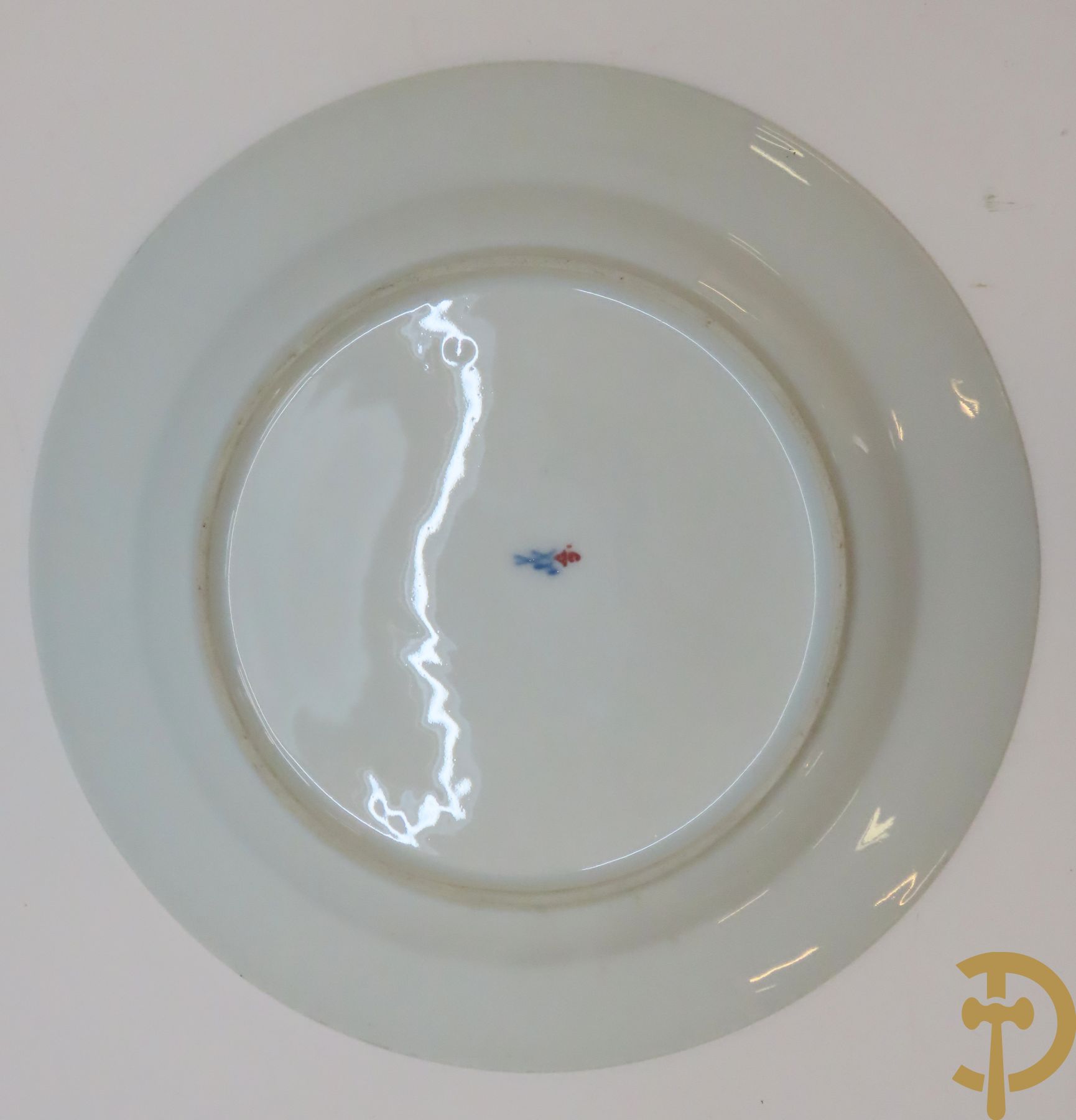 Zes porseleinen borden onder gemerkt met zwaarden / Meissen : 1 bord met stadstafereel, 1 verlucht bord met drakendecor, 1 bord met vogeldecor, 1 met bloemen en 2 met bloemendecor omgeven door vergulde rand