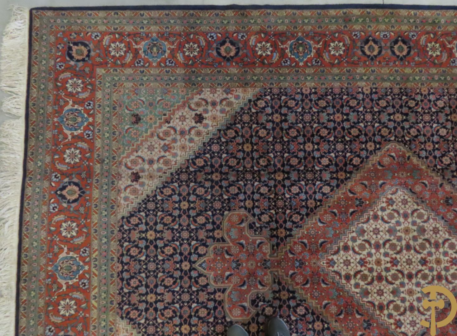 Oosters handgeknoopt tapijt met centraal decor op blauwe fond met bloemenmotieven