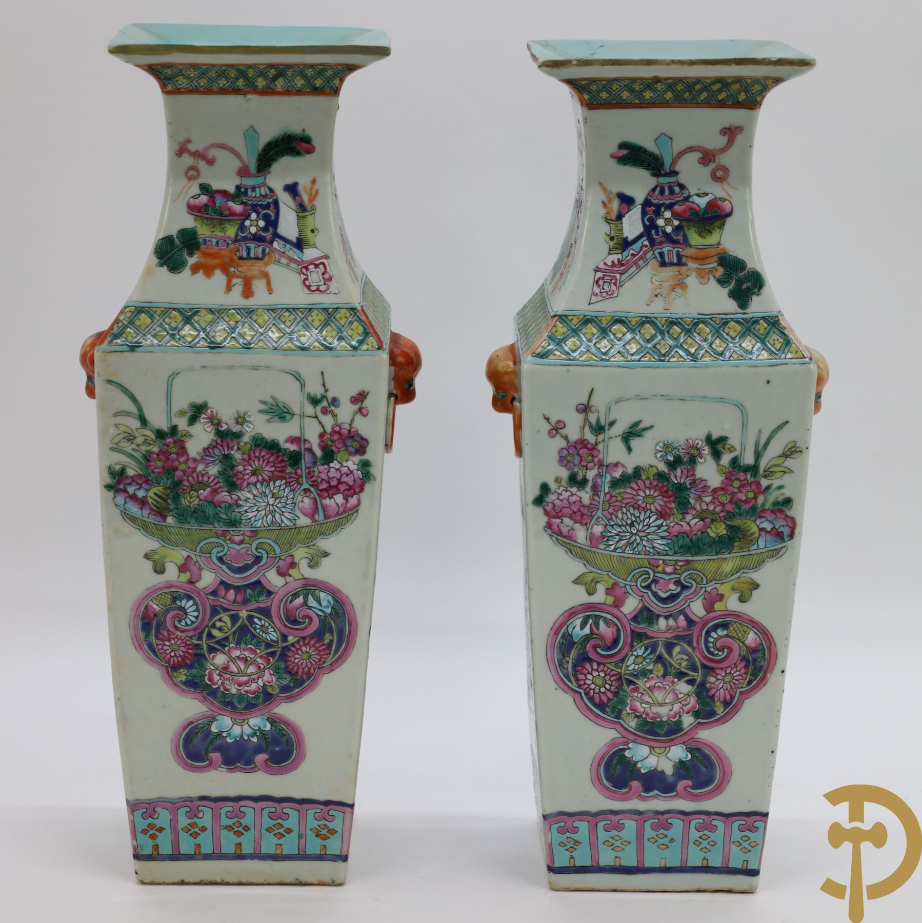 Paar vierkante Chinese porseleinen vazen met antiquiteiten en bloemendecor